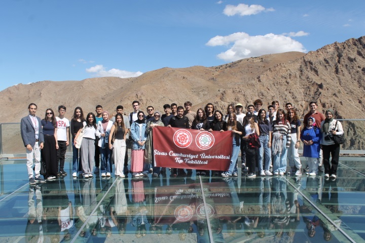 Geleceğin doktorları Divriği Darüşşifası'na hayran kaldı Geleceğin doktorları Divriği Darüşşifası'na hayran kaldı