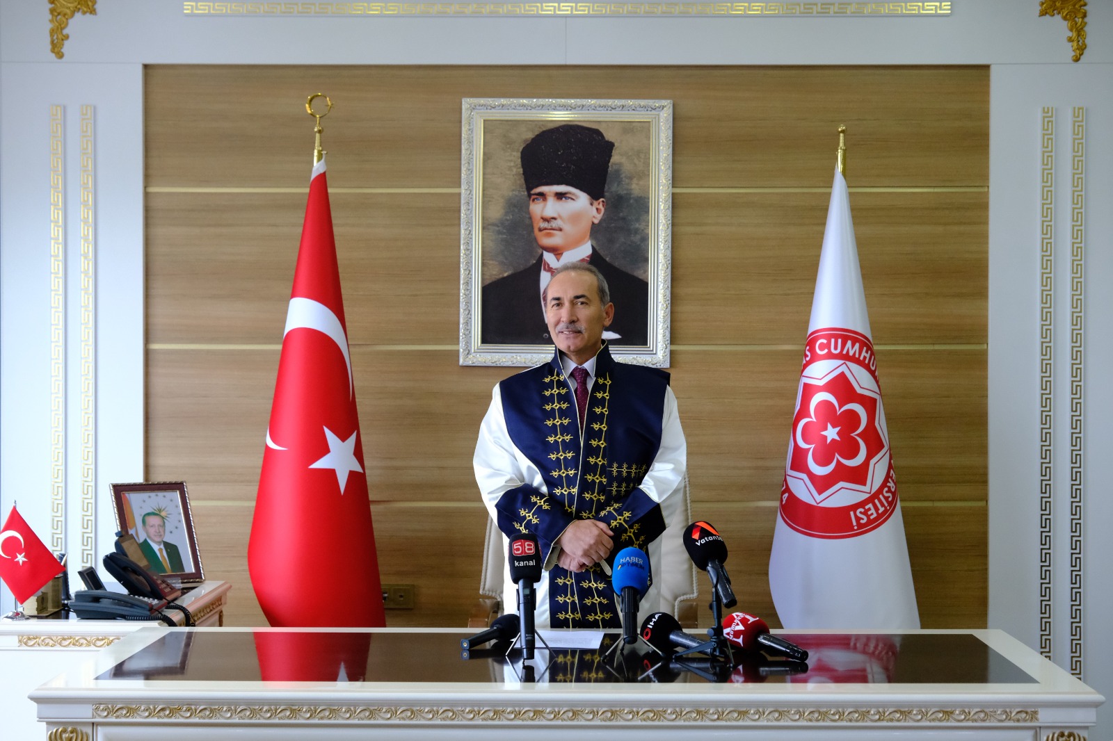 SCÜ’de Rektörlük Devir Teslim Töreni Yapıldı SCÜ’de Rektörlük Devir Teslim Töreni Yapıldı