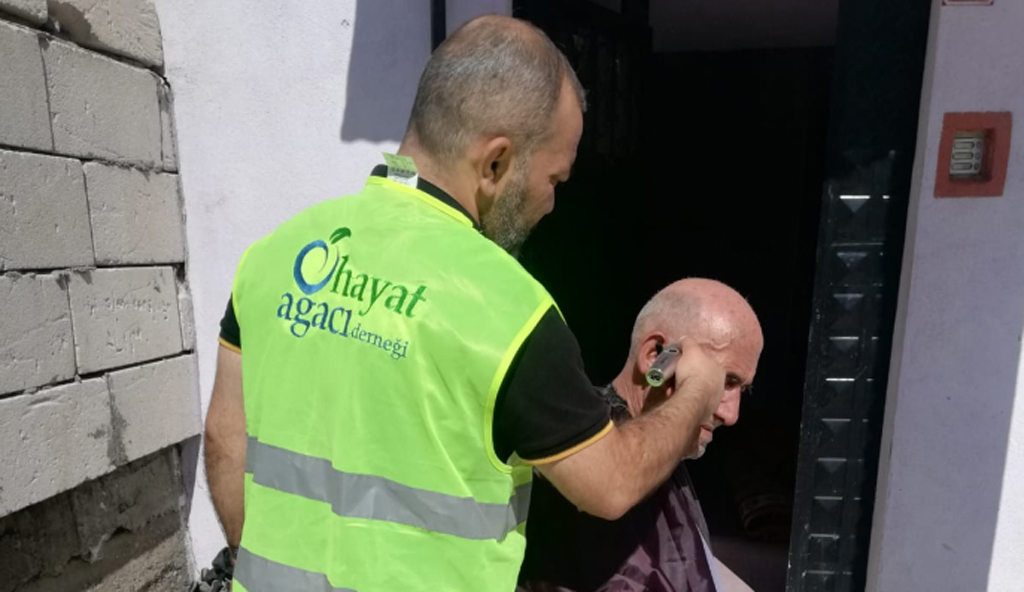 YAŞLILAR EVLERİNDE TIRAŞ EDİLİYOR YAŞLILAR EVLERİNDE TIRAŞ EDİLİYOR