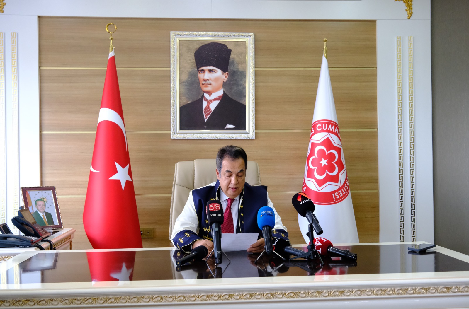 SCÜ’de Rektörlük Devir Teslim Töreni Yapıldı SCÜ’de Rektörlük Devir Teslim Töreni Yapıldı