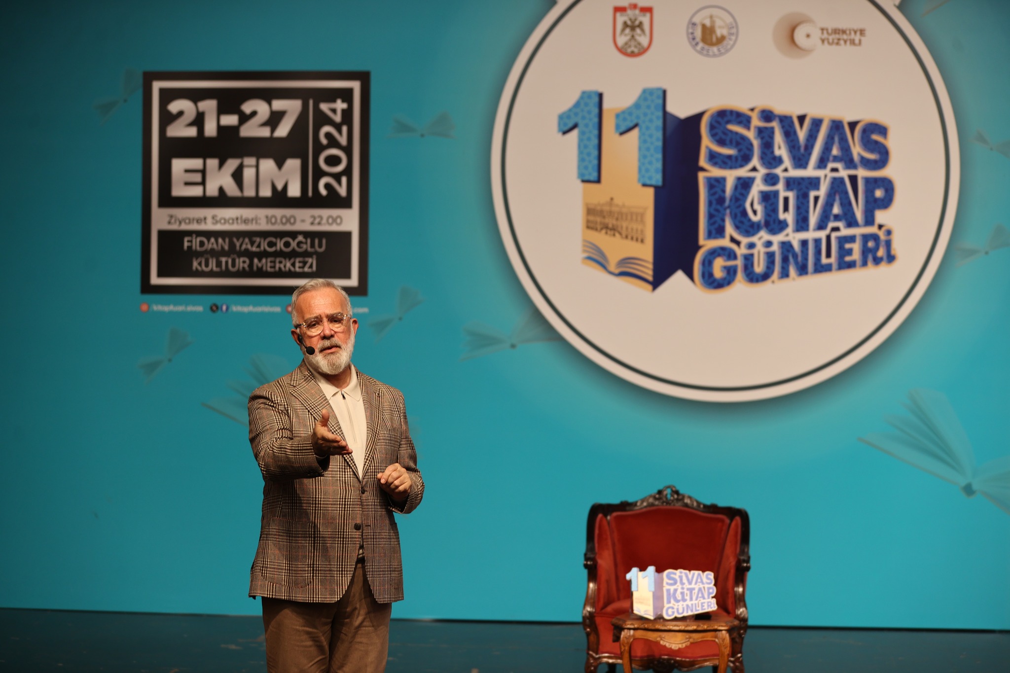 AK Parti Grup Başkanvekili-Yazar-Oyuncu Bahadır Yenişehirlioğlu "Duvarları Yıkmak" söyleşisiyle kitapseverlerle bir araya geldi AK Parti Grup Başkanvekili-Yazar-Oyuncu Bahadır Yenişehirlioğlu "Duvarları Yıkmak" söyleşisiyle kitapseverlerle bir araya geldi