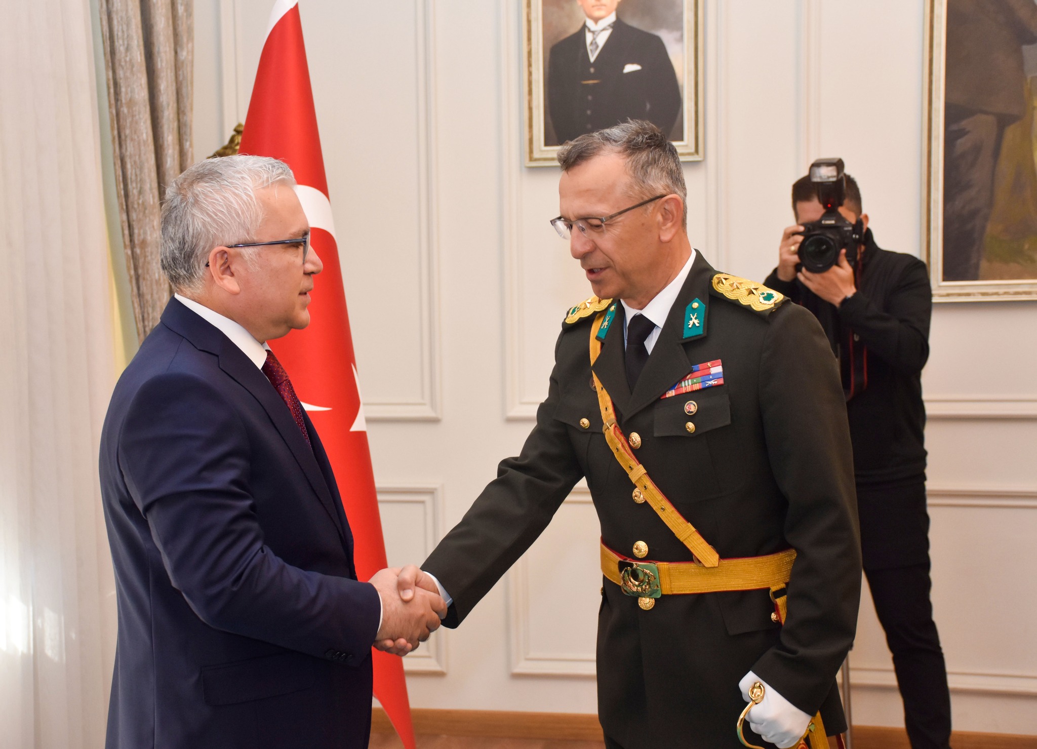 Vali Yılmaz Şimşek Makamda tebrikleri kabul etti Vali Yılmaz Şimşek Makamda tebrikleri kabul etti