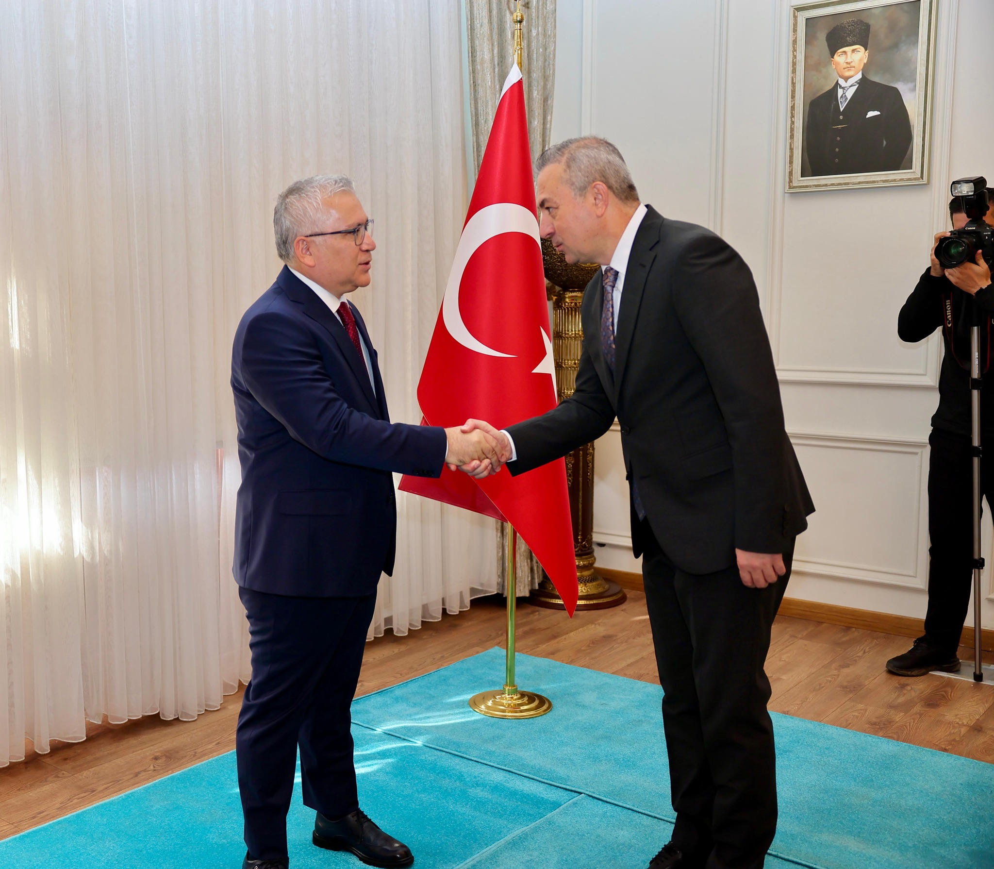 Vali Yılmaz Şimşek Makamda tebrikleri kabul etti Vali Yılmaz Şimşek Makamda tebrikleri kabul etti