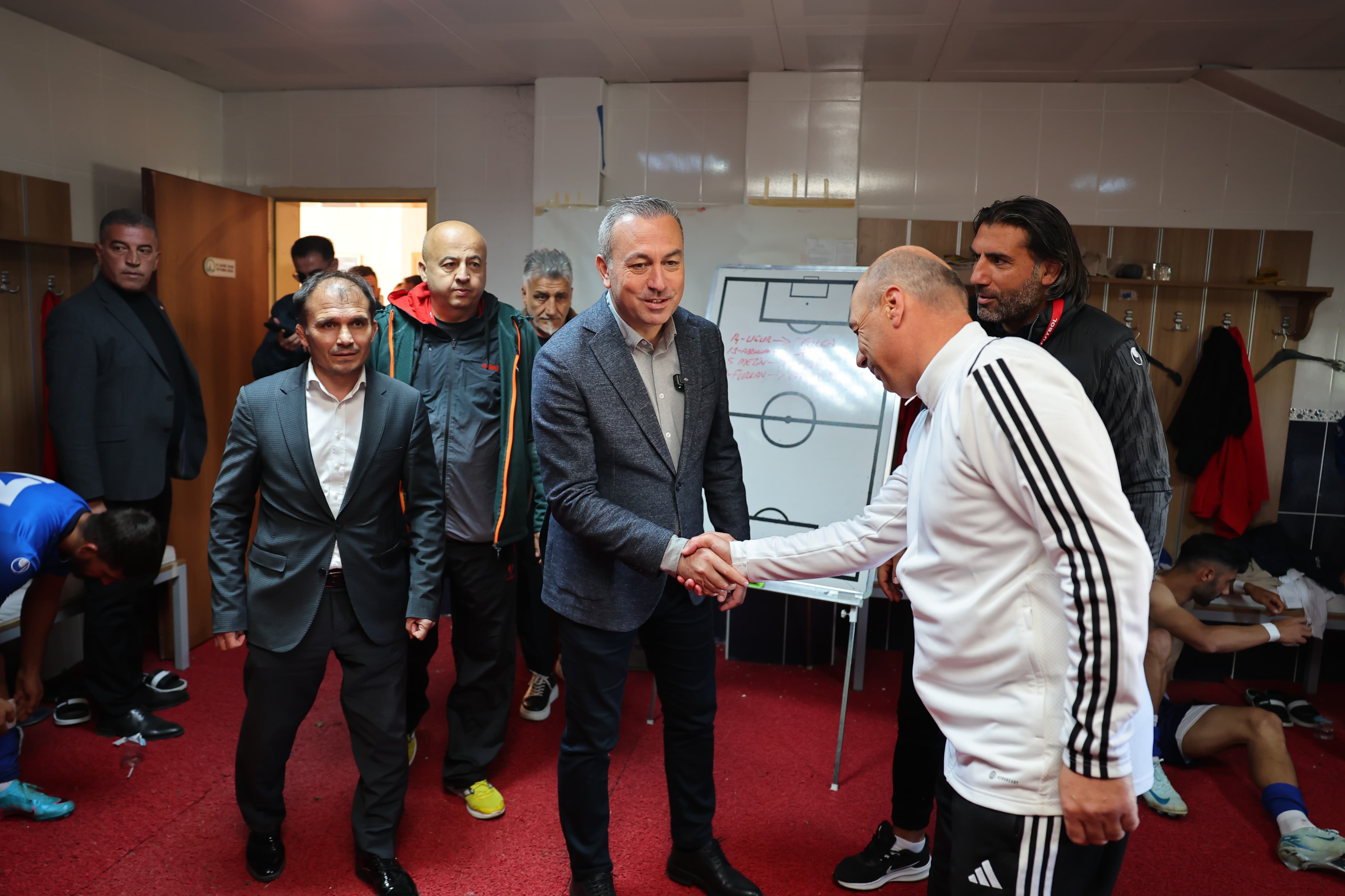 BAŞKAN UZUN’DAN ÖRNEK DAVRANIŞ BAŞKAN UZUN’DAN ÖRNEK DAVRANIŞ