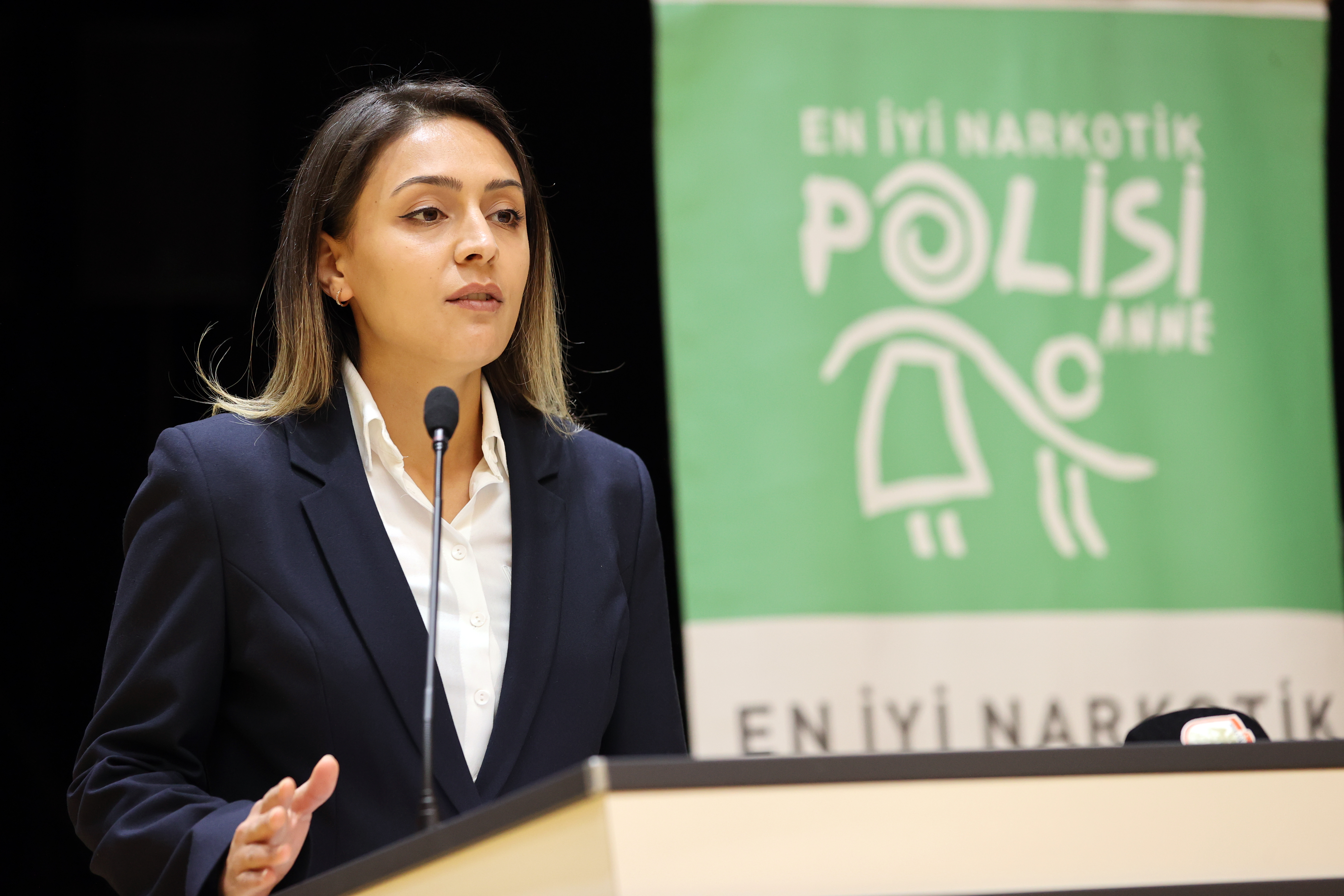 En İyi Narkotik Polisi; Anne En İyi Narkotik Polisi; Anne