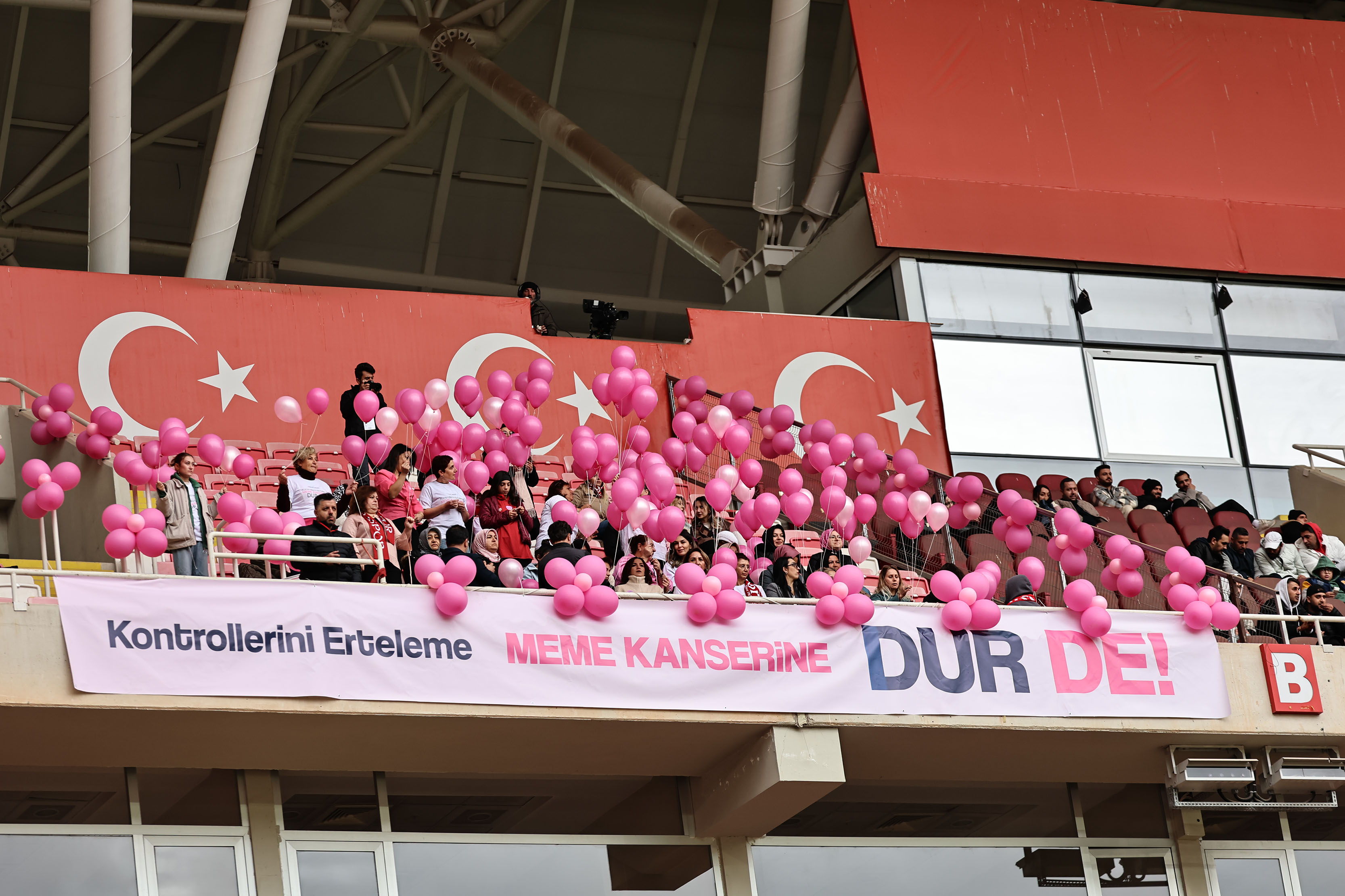 Meme Kanseri Farkındalık Ayı ve Polis Memuru Şehit Şeyda Yılmaz Sivasspor Maçında unutulmadı Meme Kanseri Farkındalık Ayı ve Polis Memuru Şehit Şeyda Yılmaz Sivasspor Maçında unutulmadı