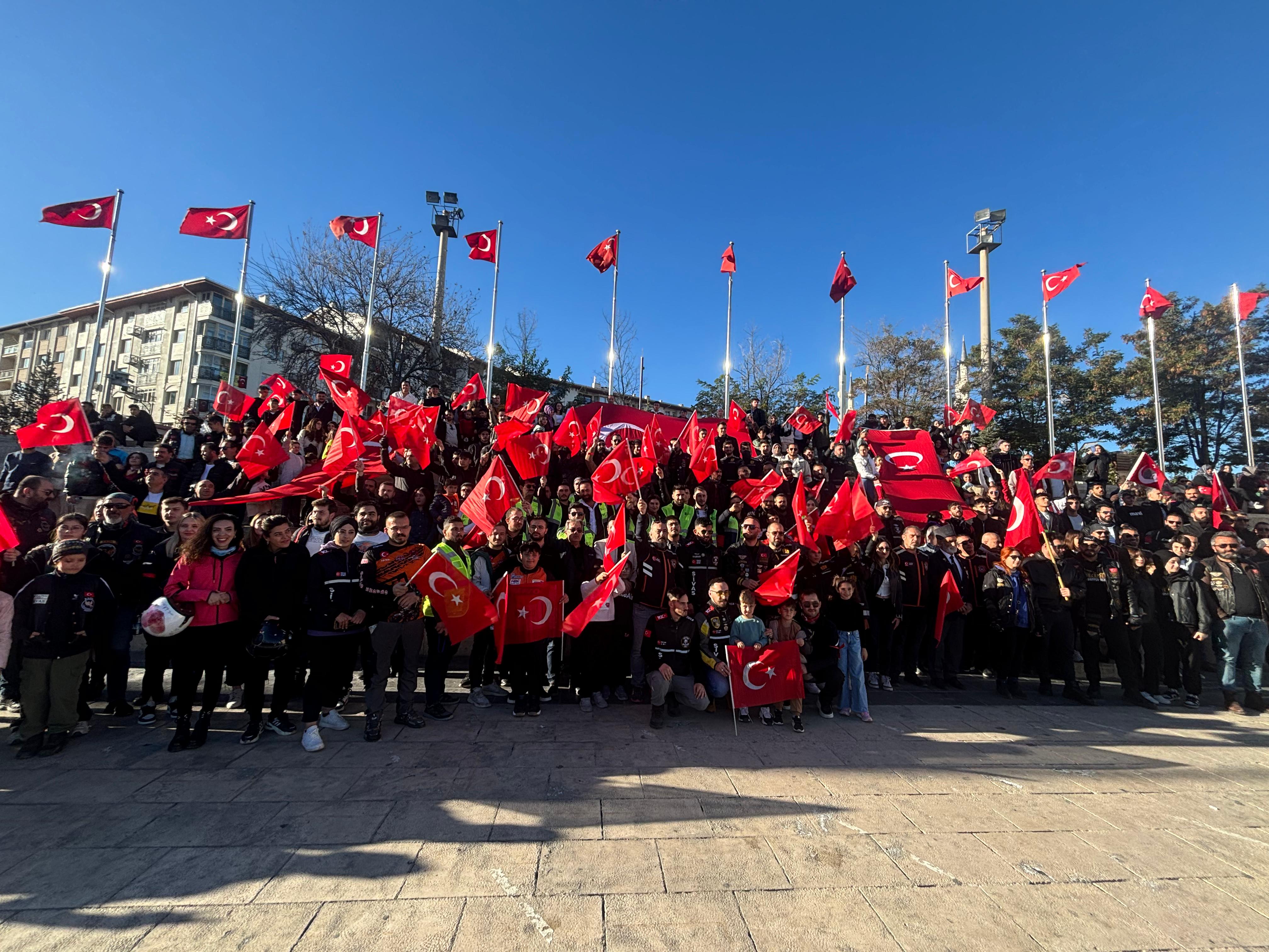 Sivas’ta, Geleceğe Bir’İz Grubunun şehit Şeyda Yılmaz’ın adına bayrak konvoyu düzenlendi Sivas’ta, Geleceğe Bir’İz Grubunun şehit Şeyda Yılmaz’ın adına bayrak konvoyu düzenlendi