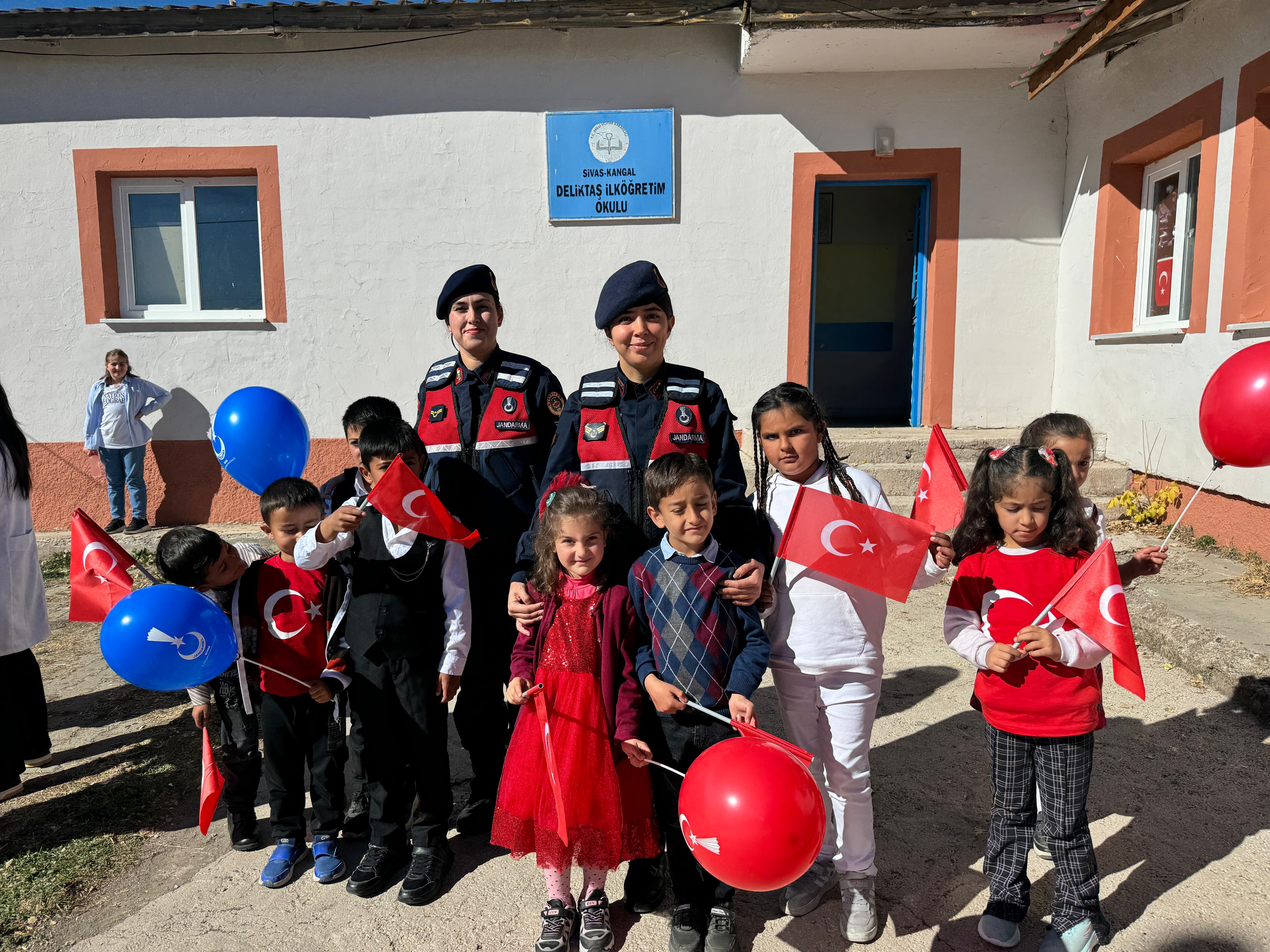 TIBBİYELİLER ÇOCUKLARLA CUMHURİYET BAYRAMINI KUTLADI TIBBİYELİLER ÇOCUKLARLA CUMHURİYET BAYRAMINI KUTLADI