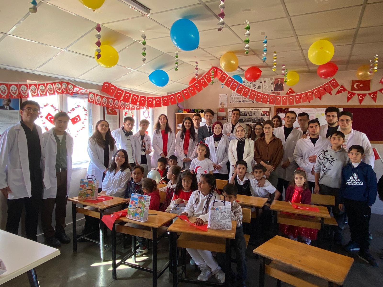 TIBBİYELİLER ÇOCUKLARLA CUMHURİYET BAYRAMINI KUTLADI TIBBİYELİLER ÇOCUKLARLA CUMHURİYET BAYRAMINI KUTLADI