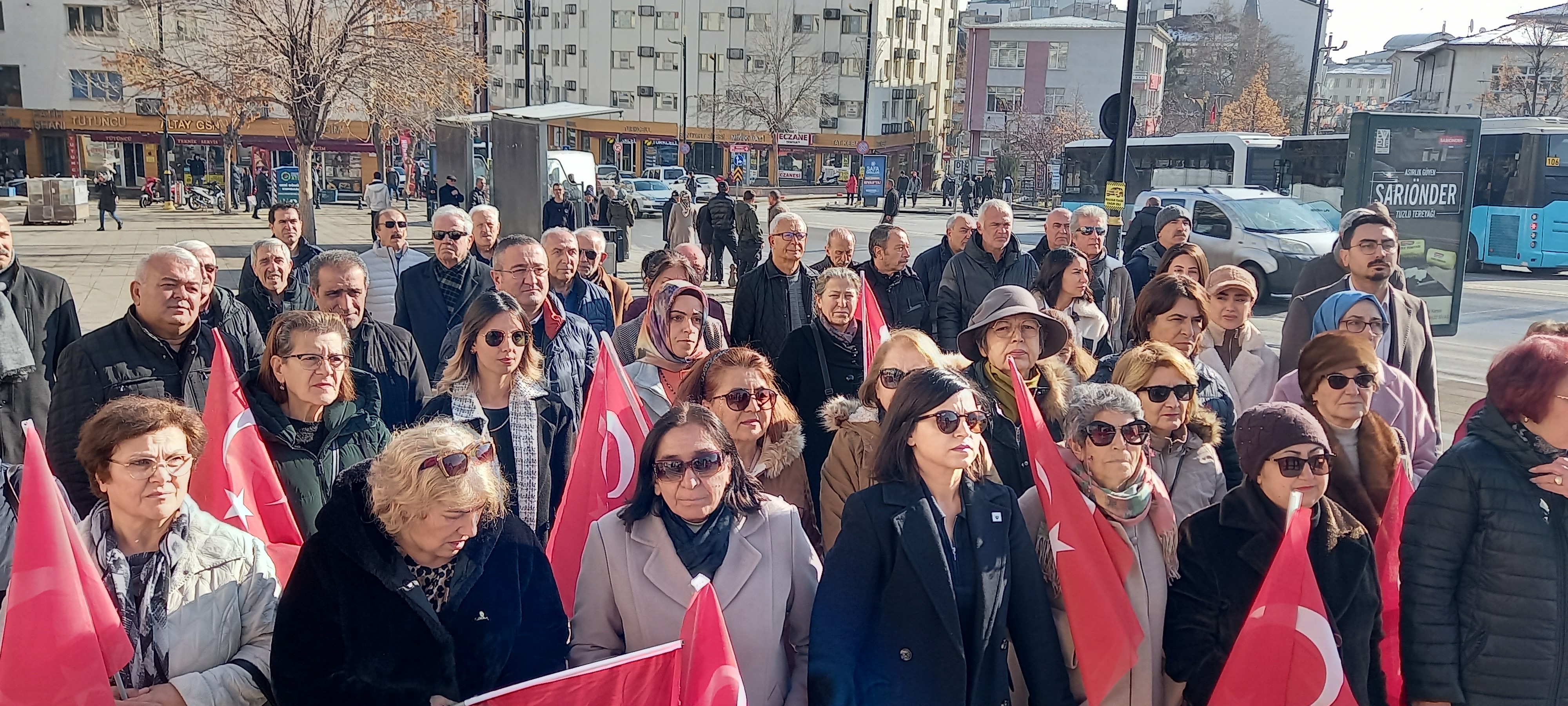 Sivas’taki kadın dernekleri ortak bir organizasyon ile Melek Reşit Hanım Meydanı’nda anma töreni düzenledi.