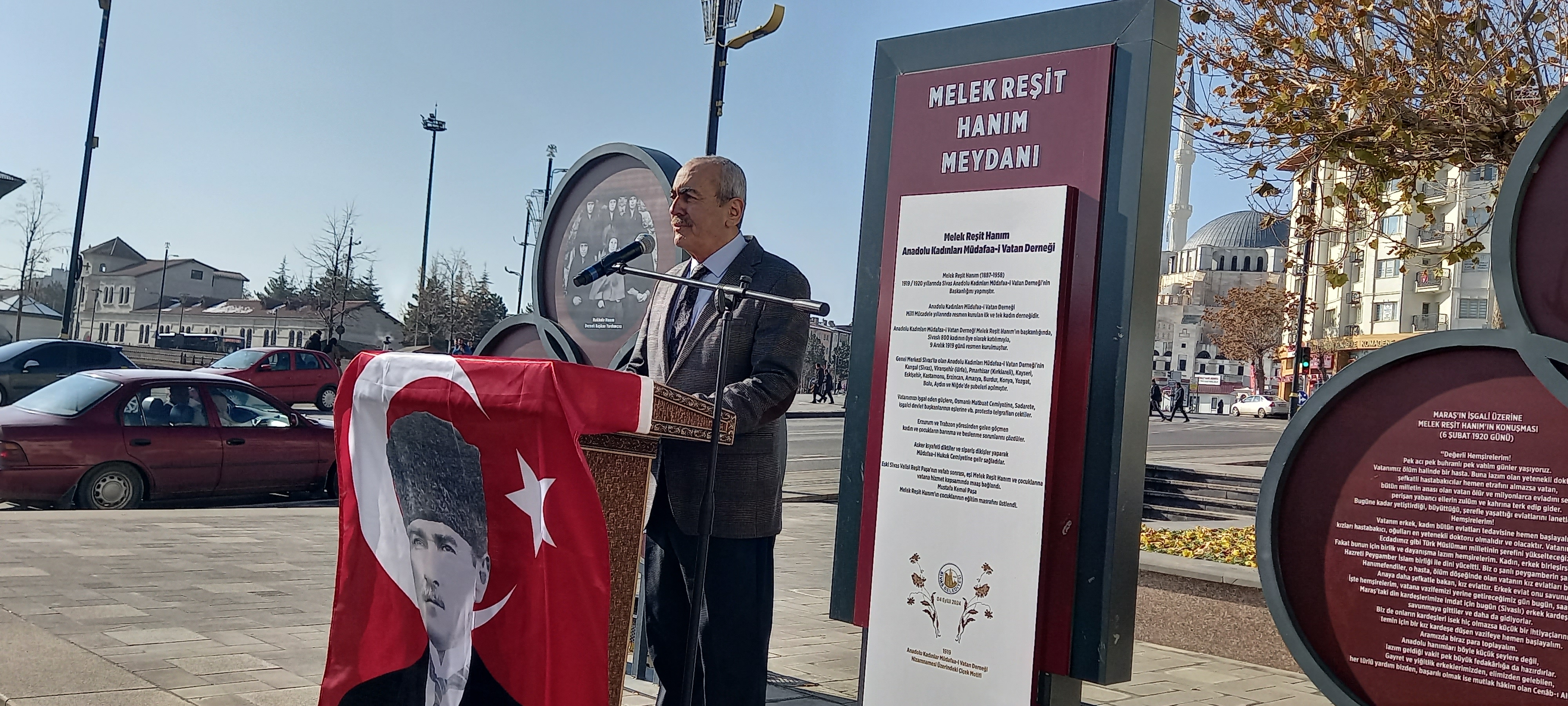 Sivas’taki kadın dernekleri ortak bir organizasyon ile Melek Reşit Hanım Meydanı’nda anma töreni düzenledi.