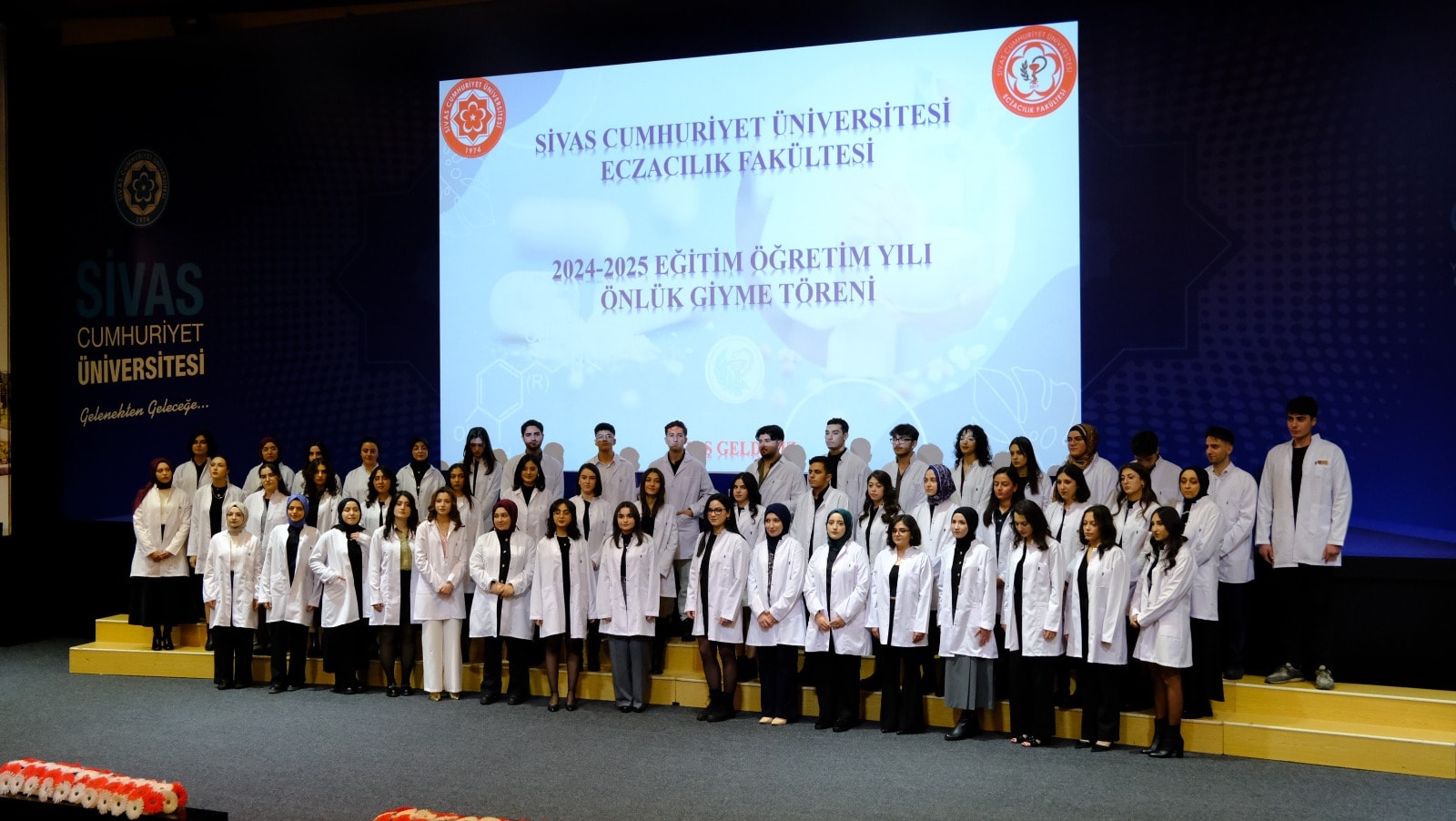 Cumhuriyet Üniversitesi Eczacılık Fakültesi 2024-2025 Eğitim-Öğretim Yılı 1. sınıf öğrencilerine Önlük Giyme Töreni düzenlendi Cumhuriyet Üniversitesi Eczacılık Fakültesi 2024-2025 Eğitim-Öğretim Yılı 1. sınıf öğrencilerine Önlük Giyme Töreni düzenlendi