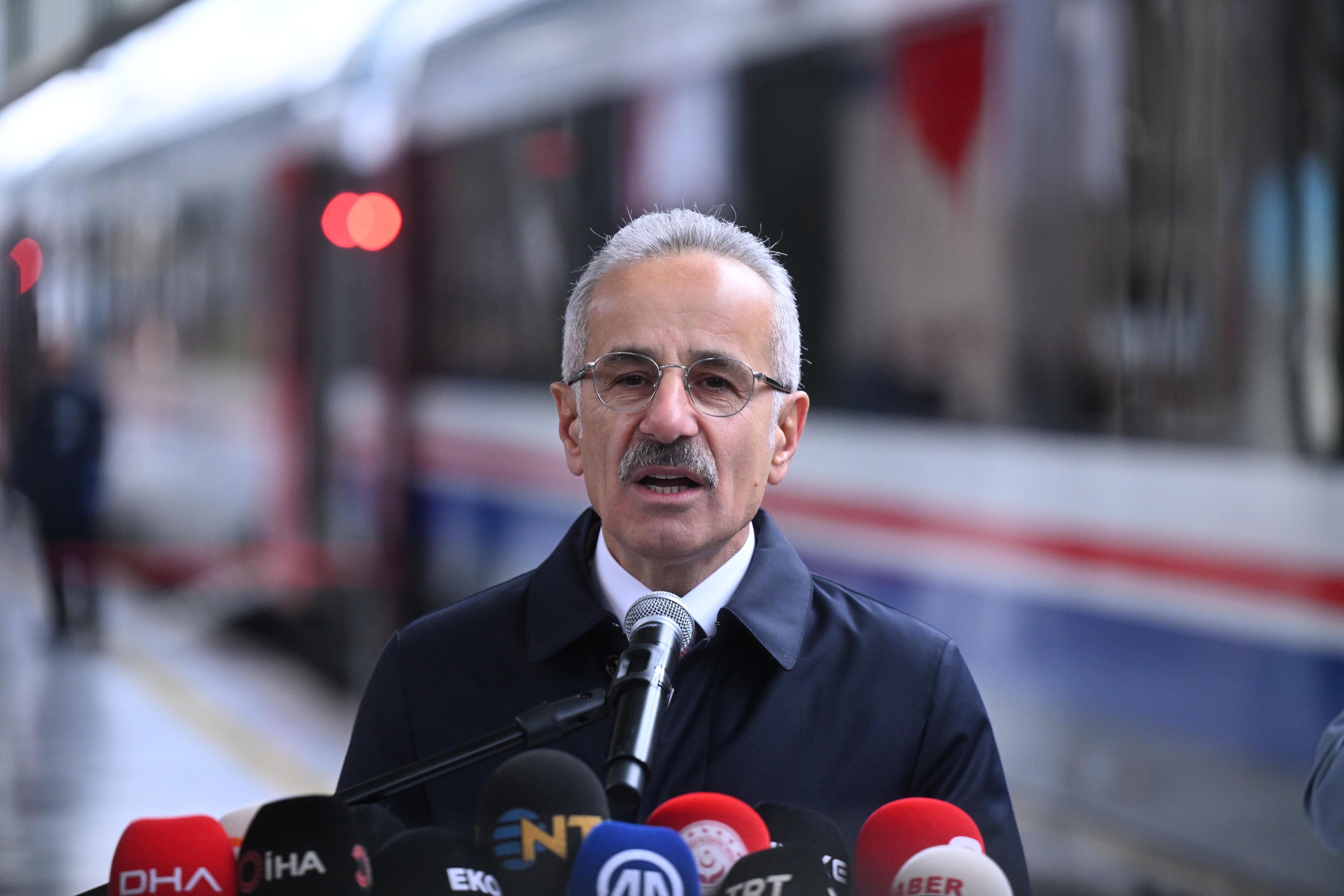 ENGELLERİ KALDIRAN TREN