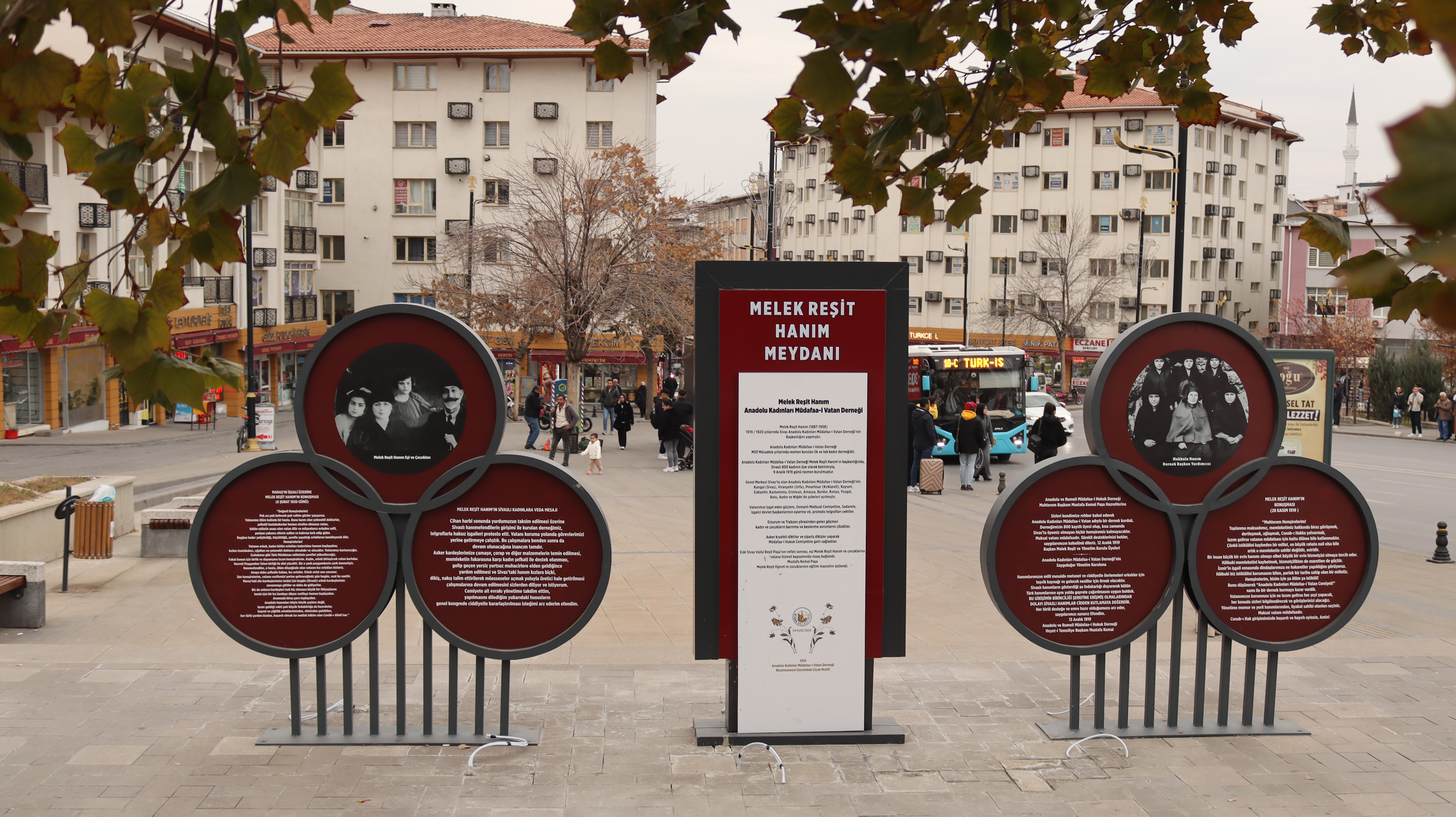 Sivas’taki kadın dernekleri ortak bir organizasyon ile Melek Reşit Hanım Meydanı’nda anma töreni düzenledi.