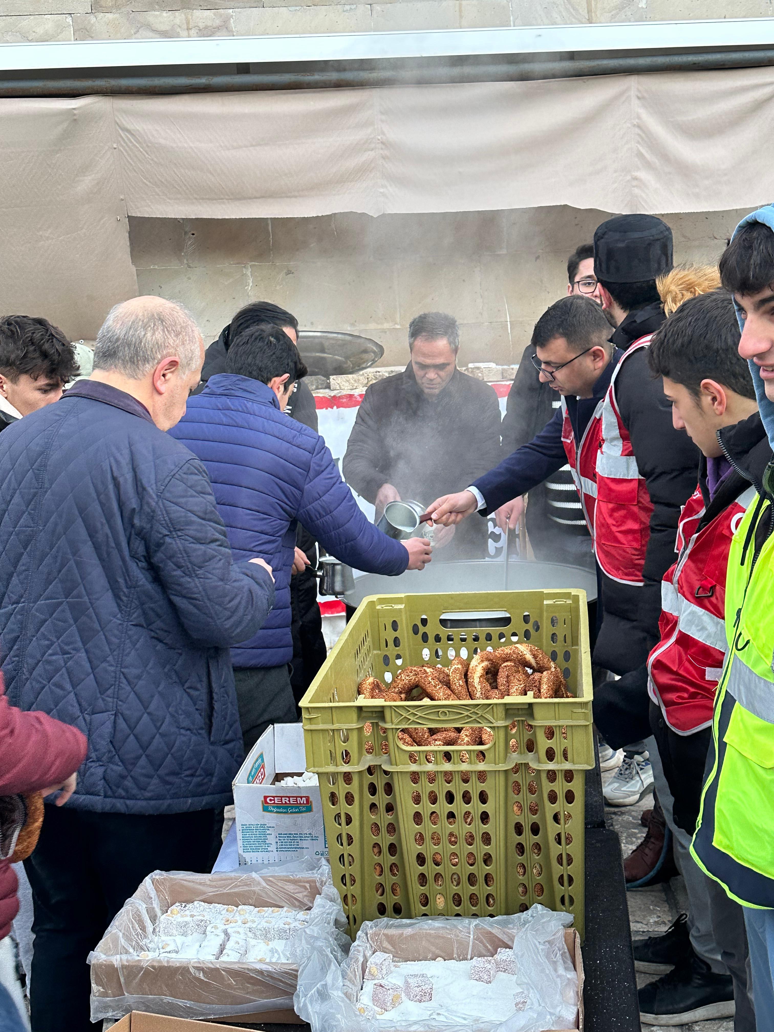 GENÇLER SABAH NAMAZINDA BULUŞTU GENÇLER SABAH NAMAZINDA BULUŞTU