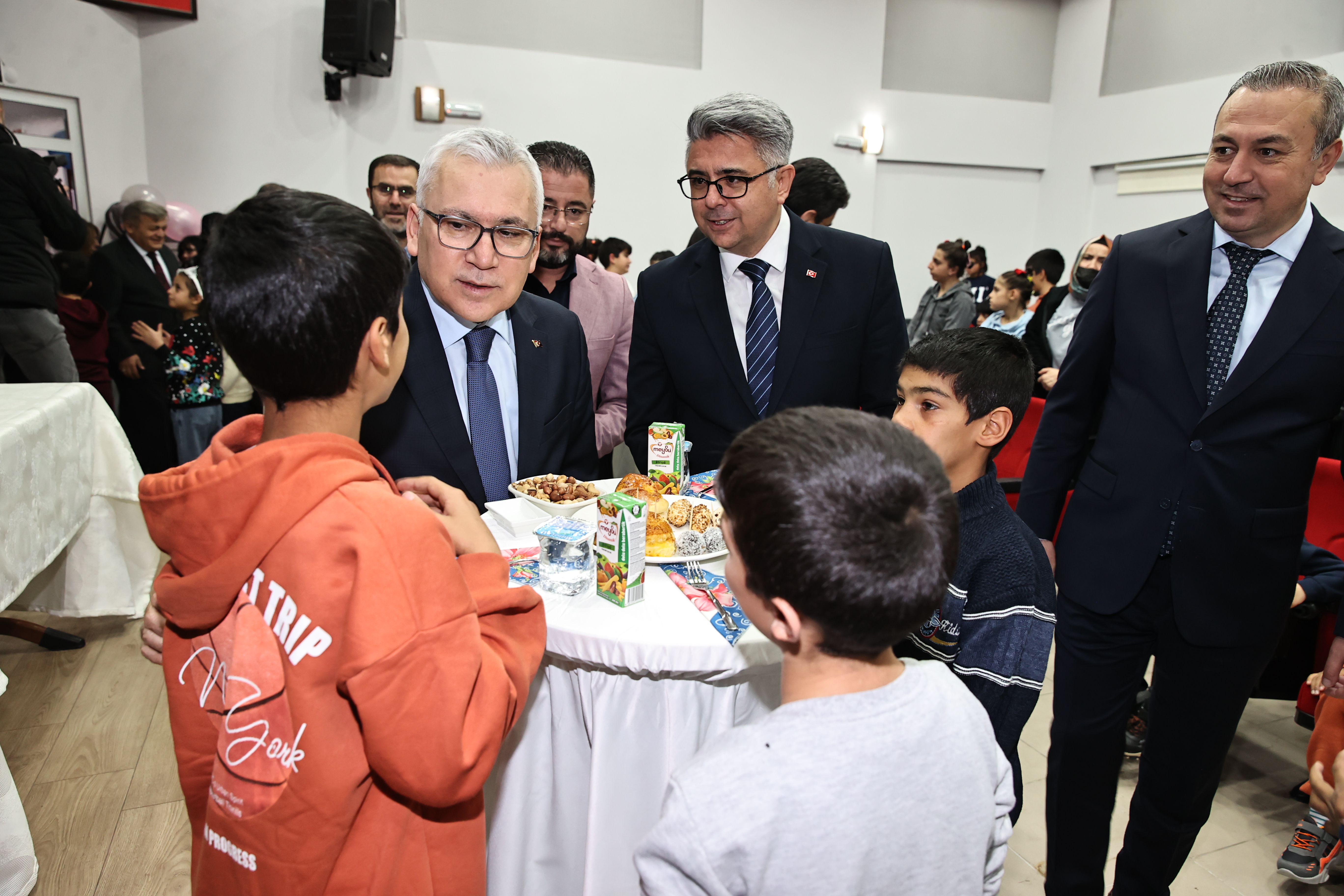 Vali Yılmaz Şimşek, Yeni Yılı Ziyaretler İle Karşıladı