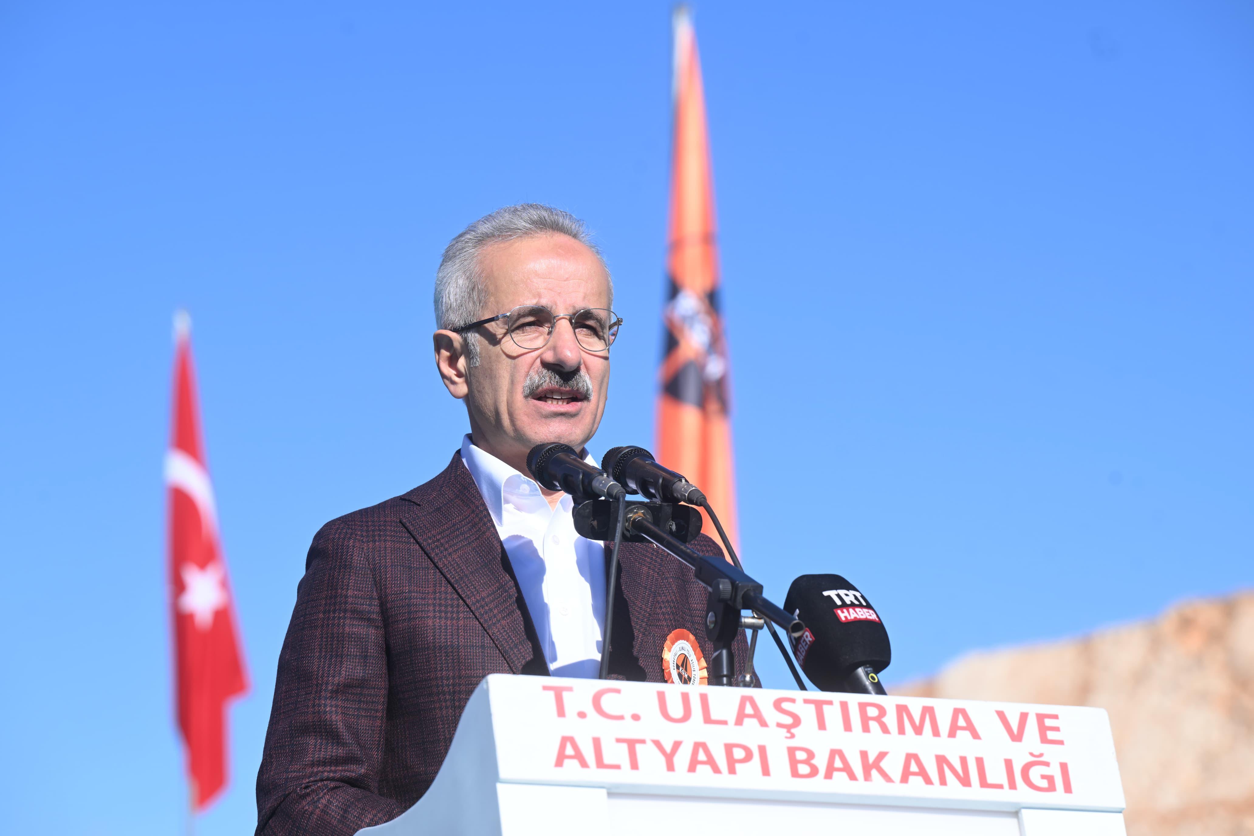 KORKUTELİ-ELMALI ARASI 21 DAKİKA KISALDI