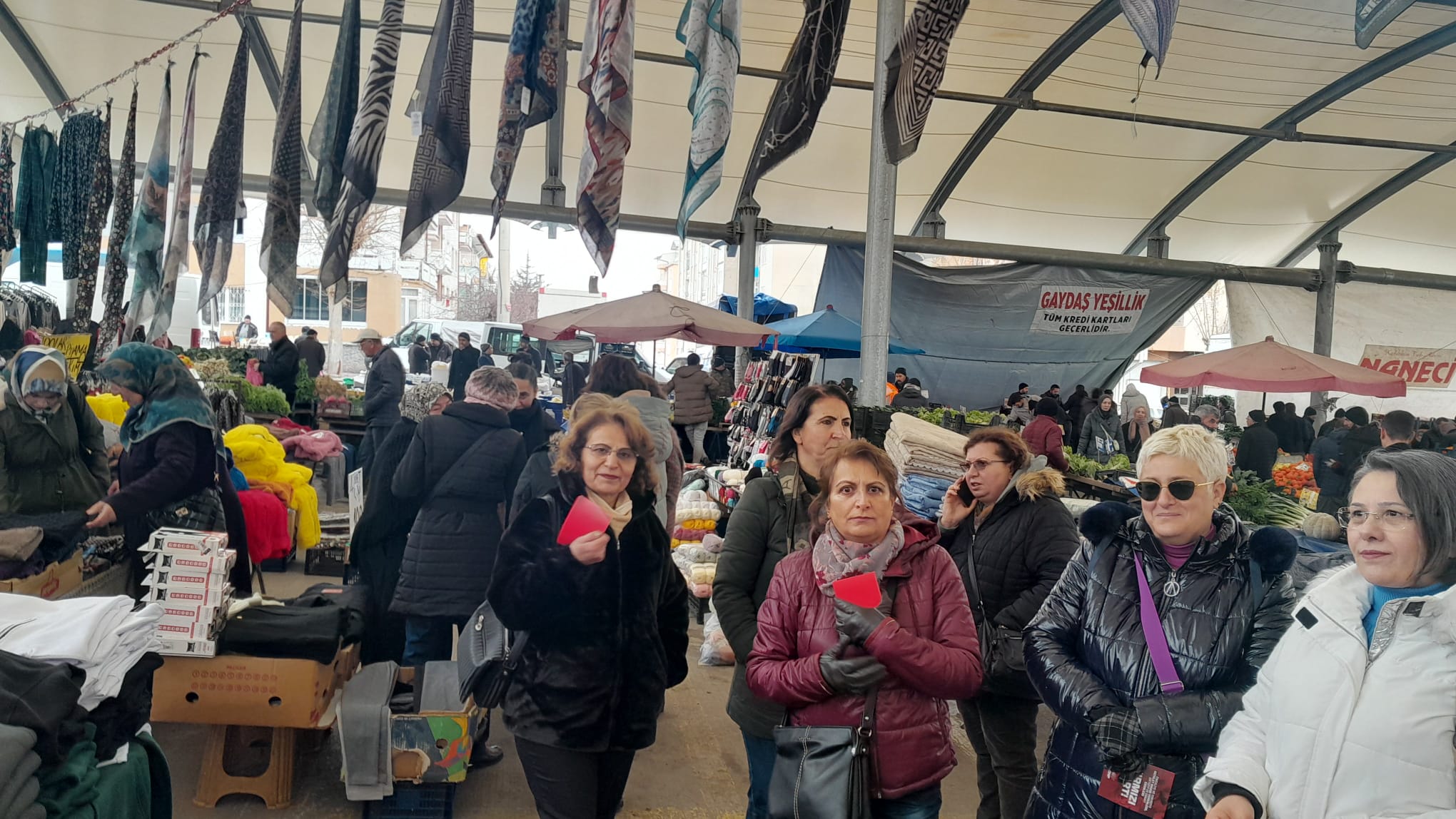 CHP Kadın Kolları Cumartesi Pazarında İktidara Kırmızı Kart gösterdi CHP Kadın Kolları Cumartesi Pazarında İktidara Kırmızı Kart gösterdi