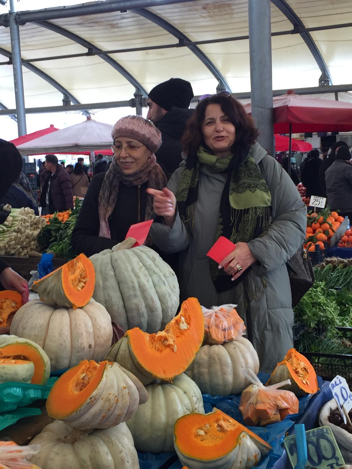 CHP Kadın Kolları Cumartesi Pazarında İktidara Kırmızı Kart gösterdi CHP Kadın Kolları Cumartesi Pazarında İktidara Kırmızı Kart gösterdi