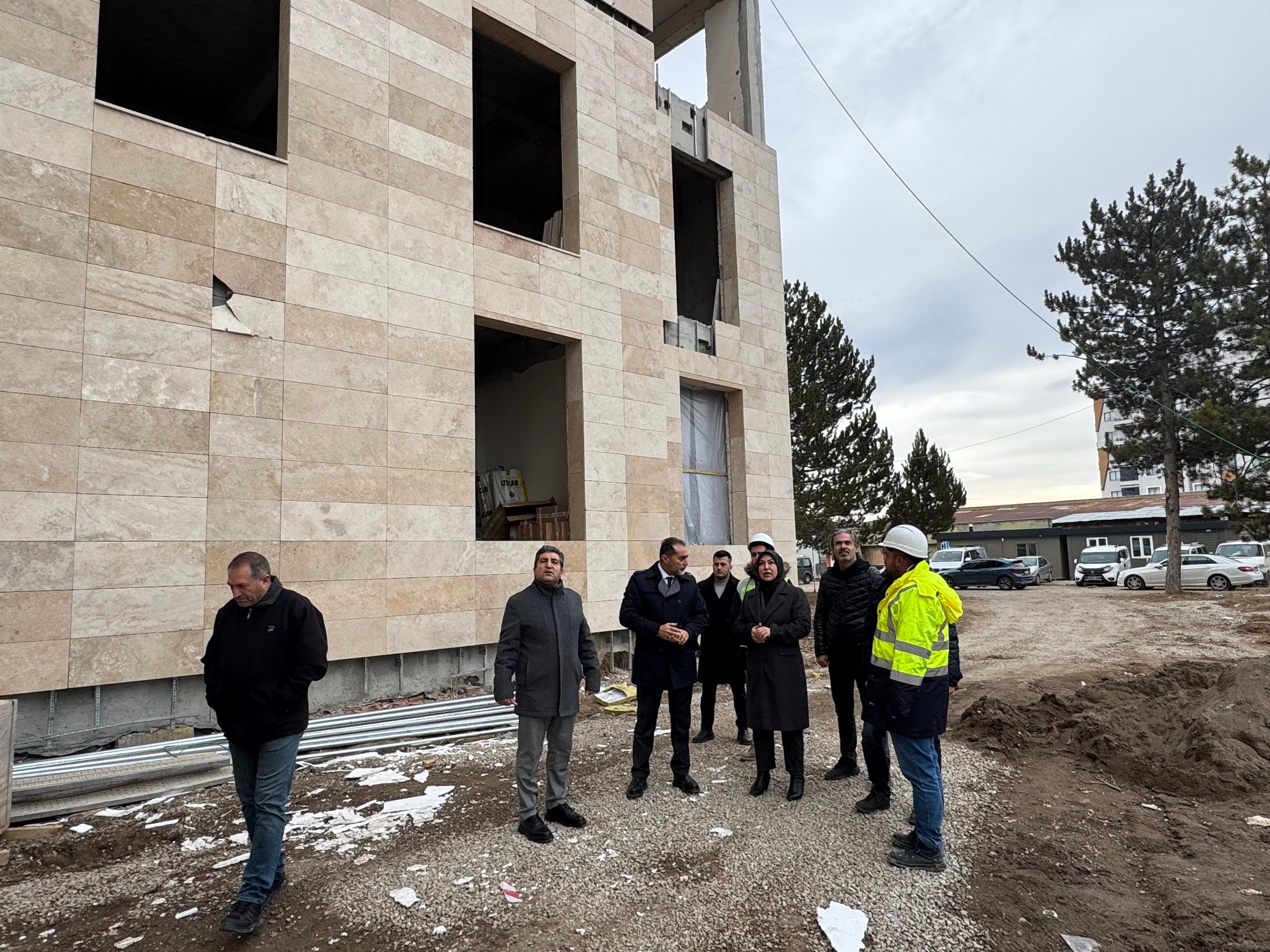 Rukiye Toy"MEB Milli Eğitim Akademisi çatısı altında Eğitim ve Uygulama Merkezi olarak hizmet verecek 122 odalı Sivas Öğretmenevi inşaatında incelemelerde bulunduk"