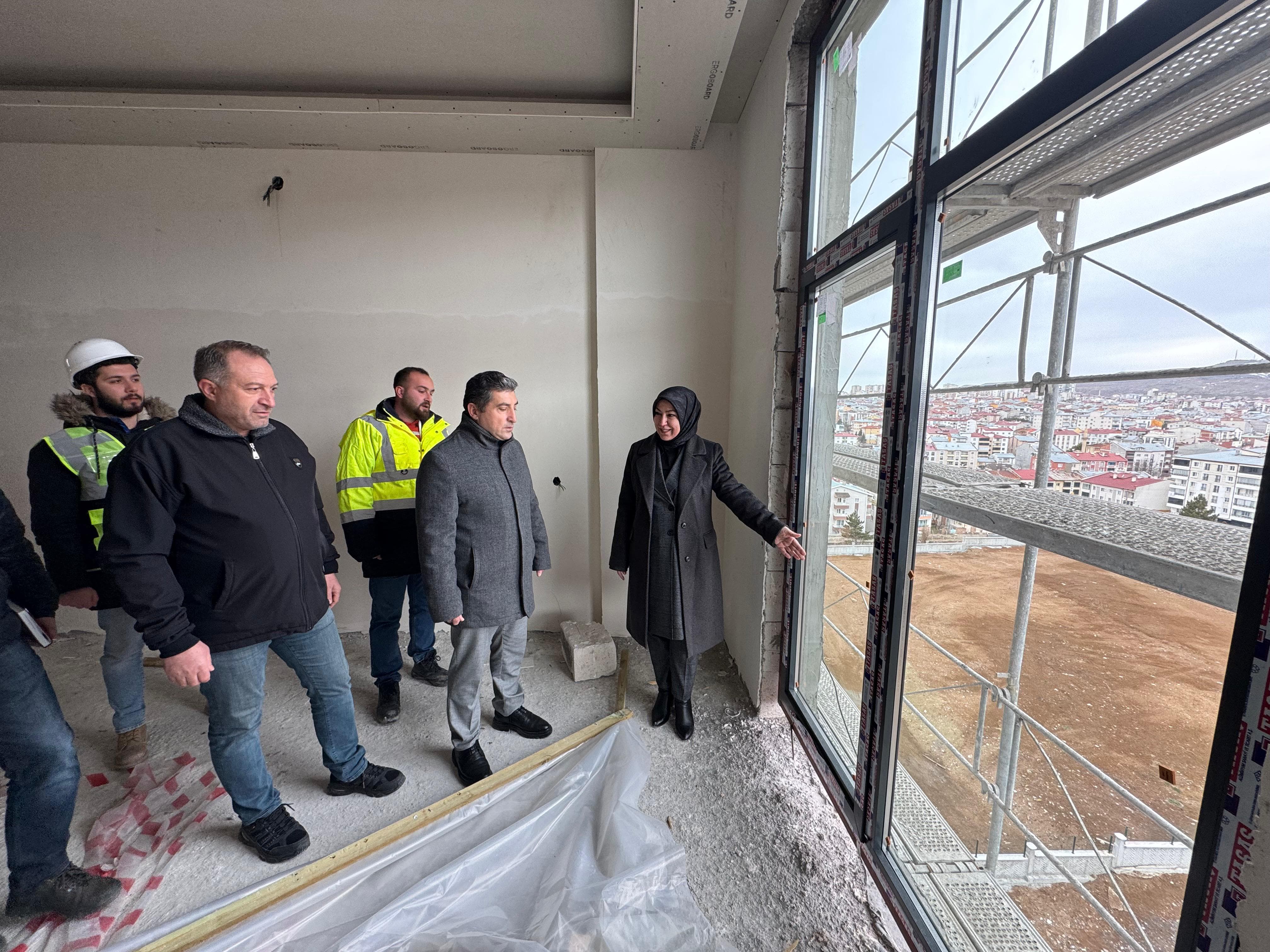 Rukiye Toy"MEB Milli Eğitim Akademisi çatısı altında Eğitim ve Uygulama Merkezi olarak hizmet verecek 122 odalı Sivas Öğretmenevi inşaatında incelemelerde bulunduk"