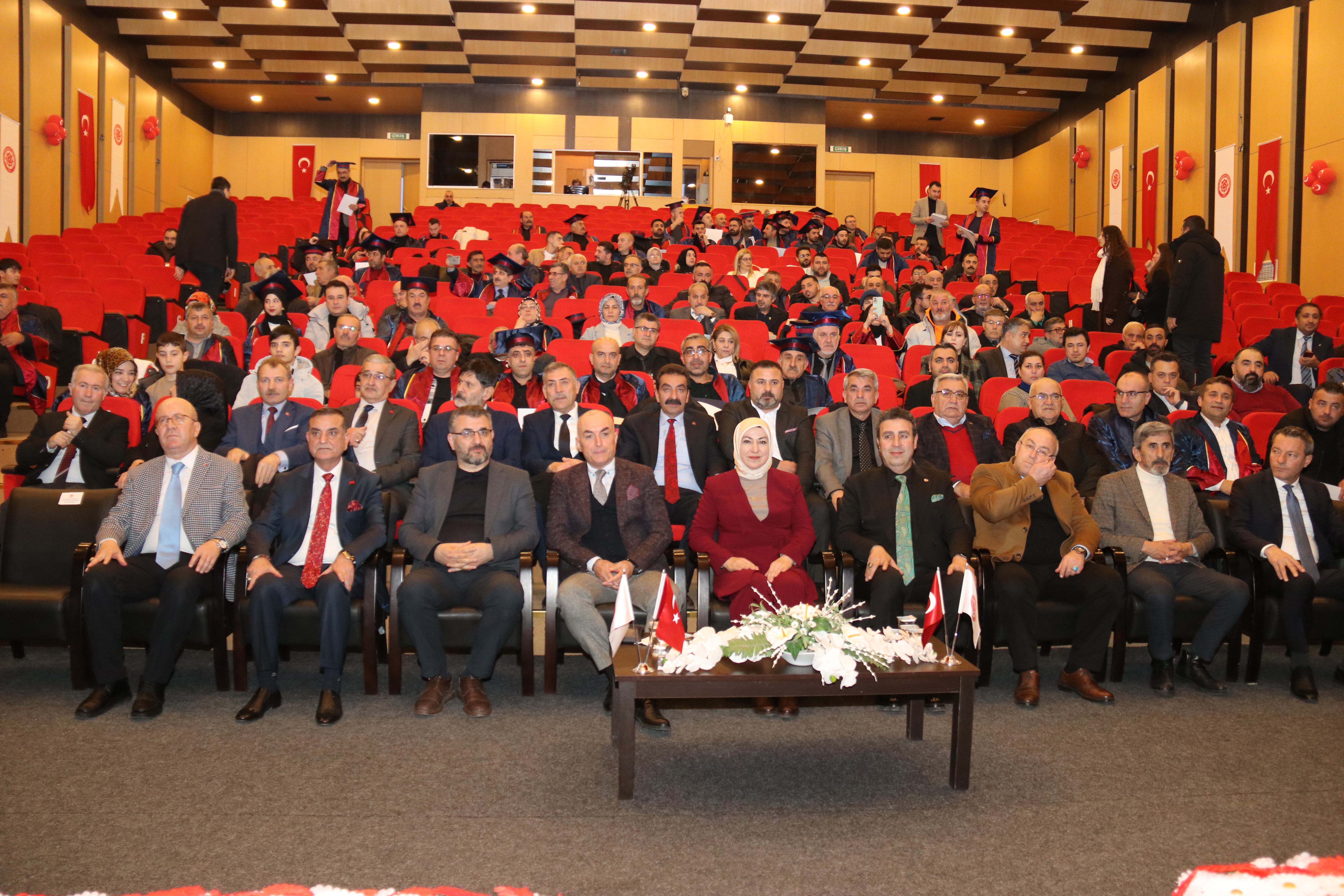 ESNAFLAR CÜBBE GİYDİ KEP TAKTI