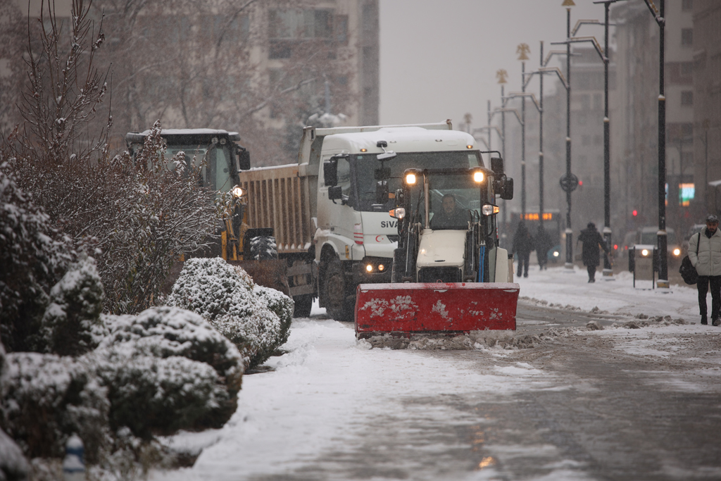 SİVAS’TA KAR TEMİZLEME ÇALIŞMALARI ARALIKSIZ DEVAM EDİYOR SİVAS’TA KAR TEMİZLEME ÇALIŞMALARI ARALIKSIZ DEVAM EDİYOR