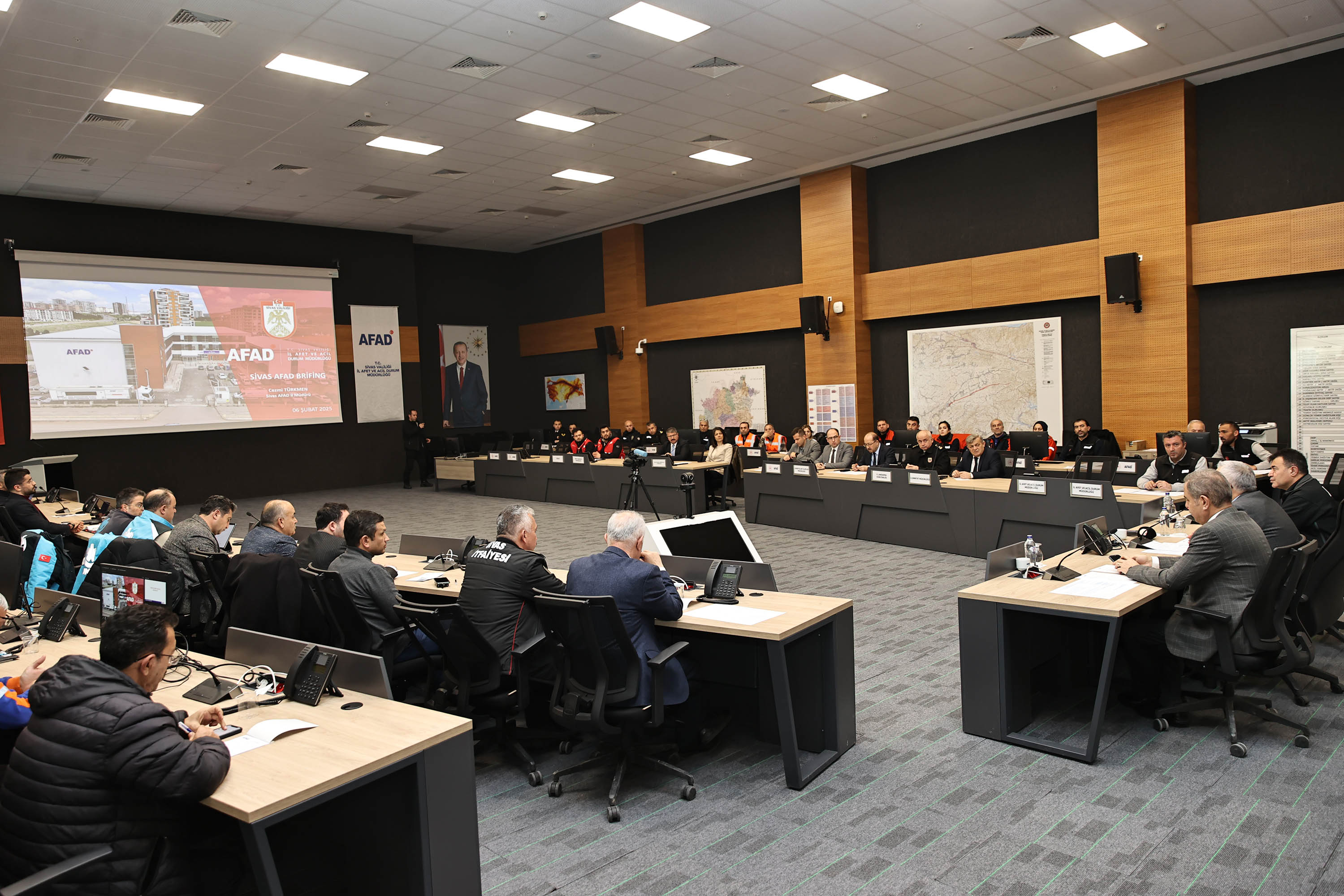 Vali Şimşek: Ekiplerimiz 7/24 Sahada