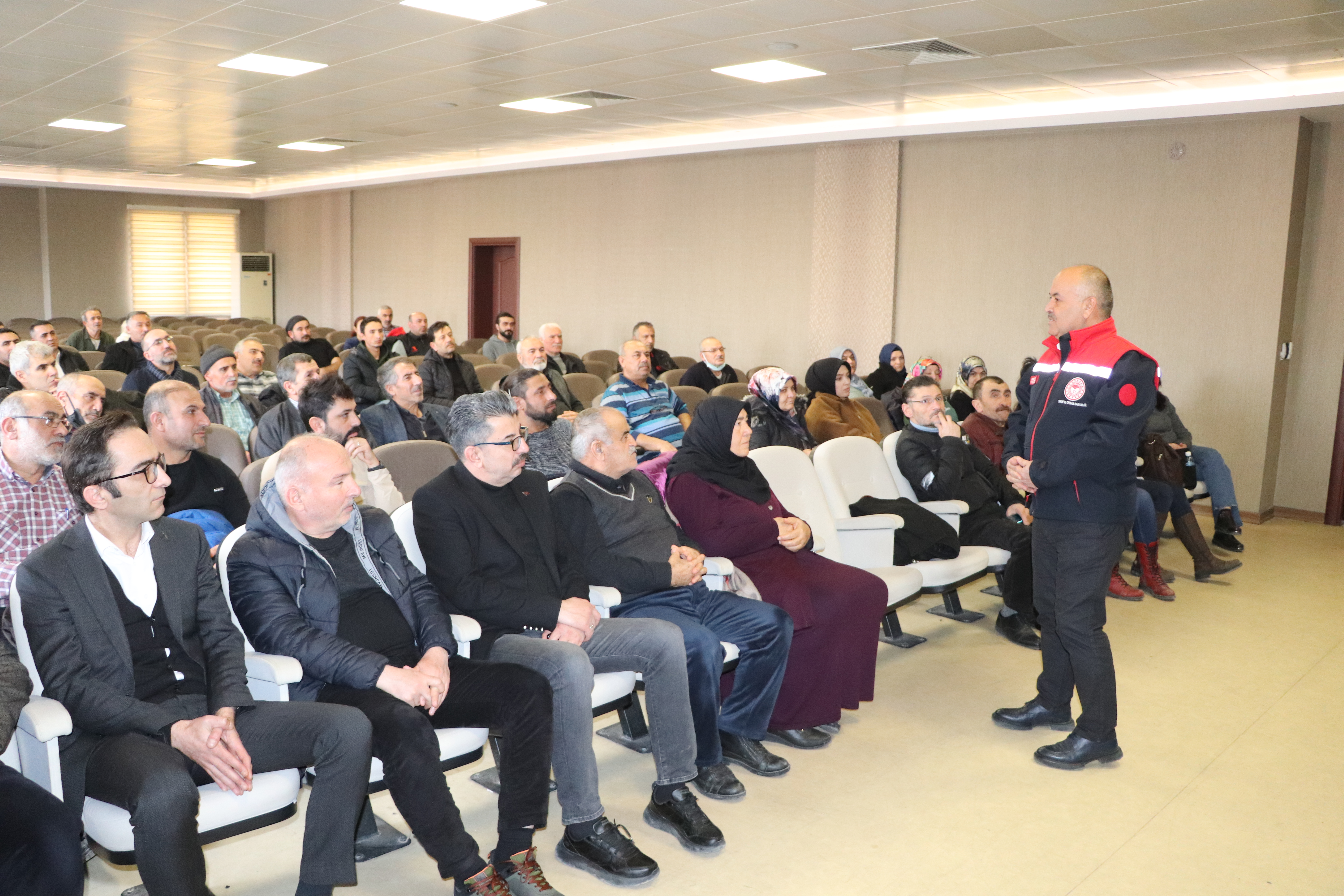 Tarım ve Orman İl Müdürü Seyit Yıldız Arıcılık Kursunu Ziyaret Etti Tarım ve Orman İl Müdürü Seyit Yıldız Arıcılık Kursunu Ziyaret Etti