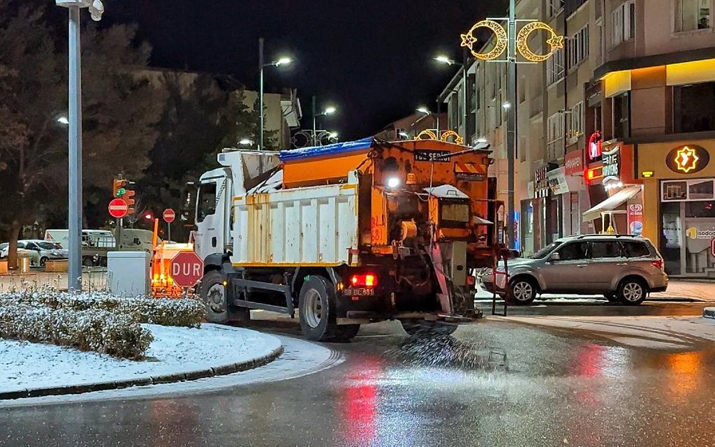 SİVAS’TA KAR TEMİZLEME ÇALIŞMALARI ARALIKSIZ DEVAM EDİYOR SİVAS’TA KAR TEMİZLEME ÇALIŞMALARI ARALIKSIZ DEVAM EDİYOR