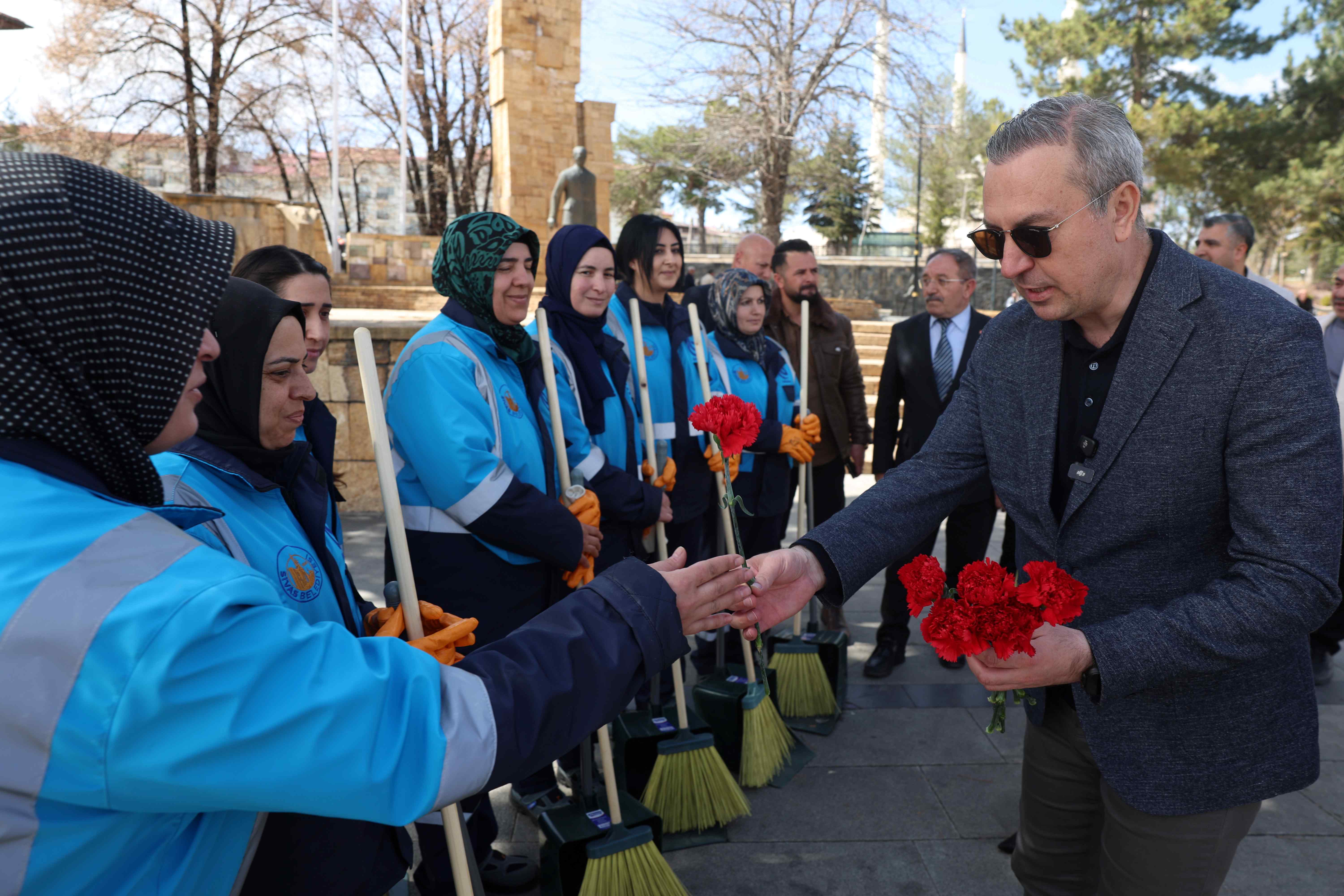 ŞEHİR TEMİZLİĞİNE KADIN ELİ DEĞDİ