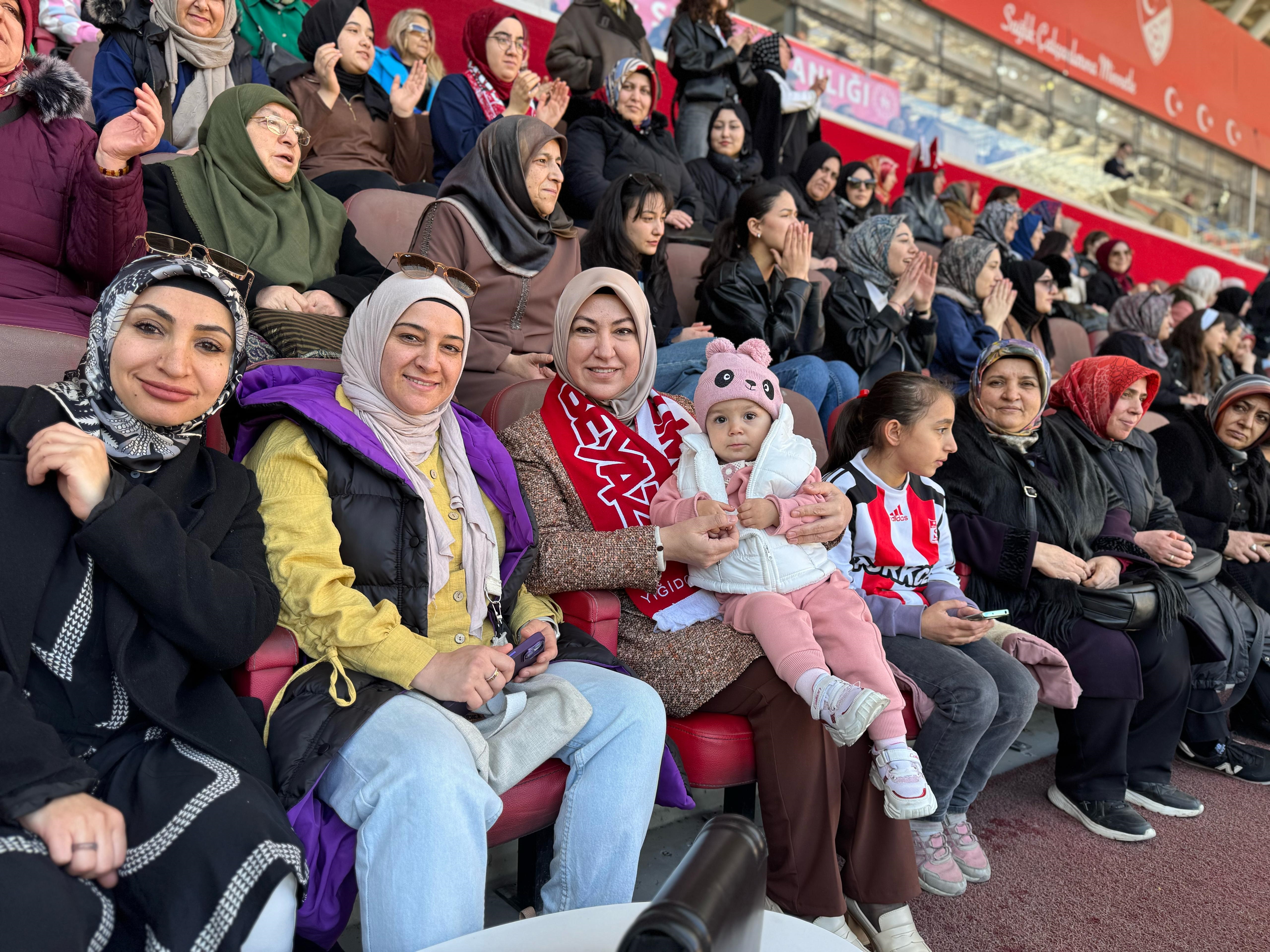 Ak Parti Sivas Milletvekili Toy Kadın Girişimcilerle birlikte Sivasspor Göztepe Maçını takip etti Ak Parti Sivas Milletvekili Toy Kadın Girişimcilerle birlikte Sivasspor Göztepe Maçını takip etti