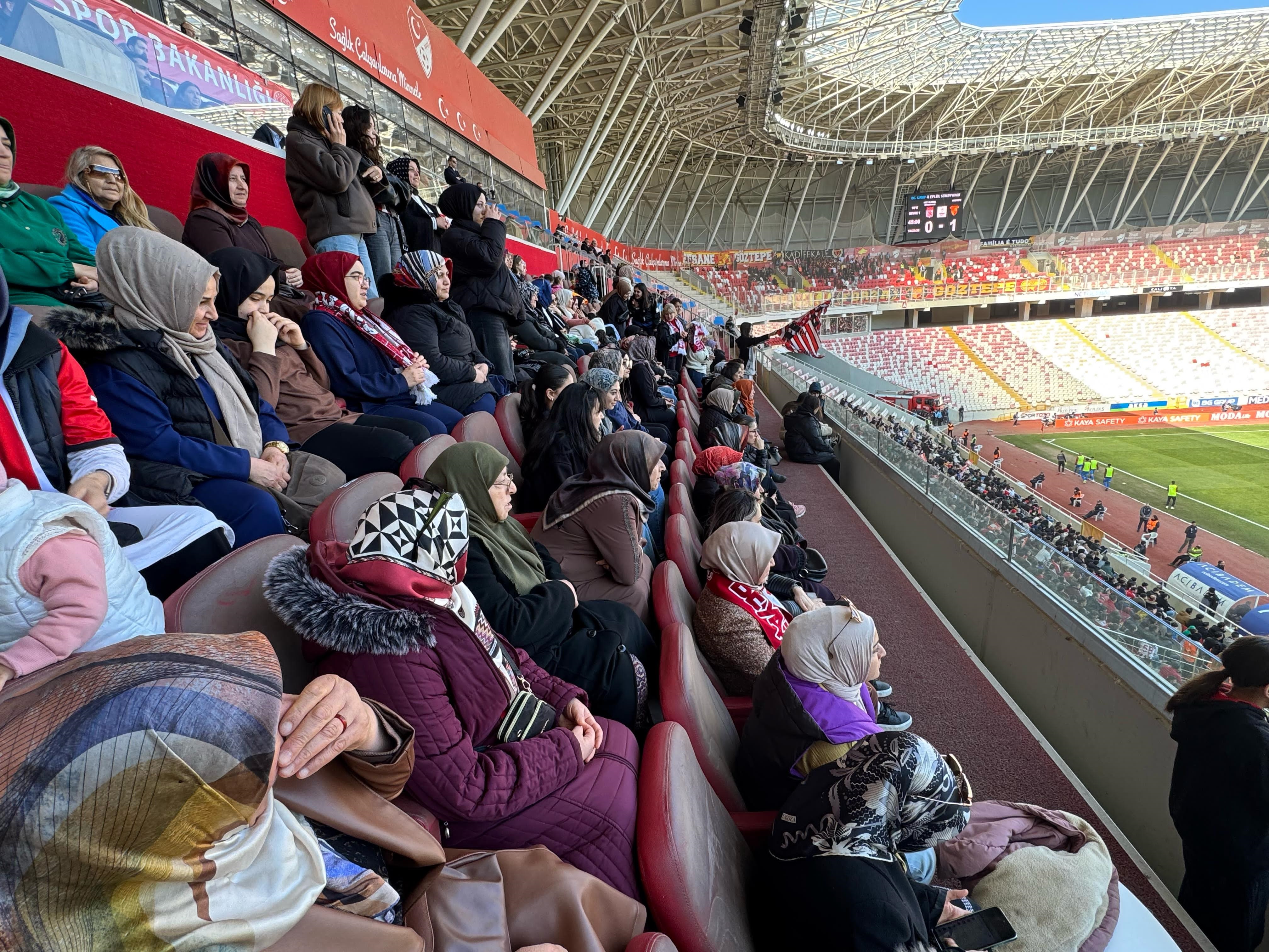 Ak Parti Sivas Milletvekili Toy Kadın Girişimcilerle birlikte Sivasspor Göztepe Maçını takip etti Ak Parti Sivas Milletvekili Toy Kadın Girişimcilerle birlikte Sivasspor Göztepe Maçını takip etti