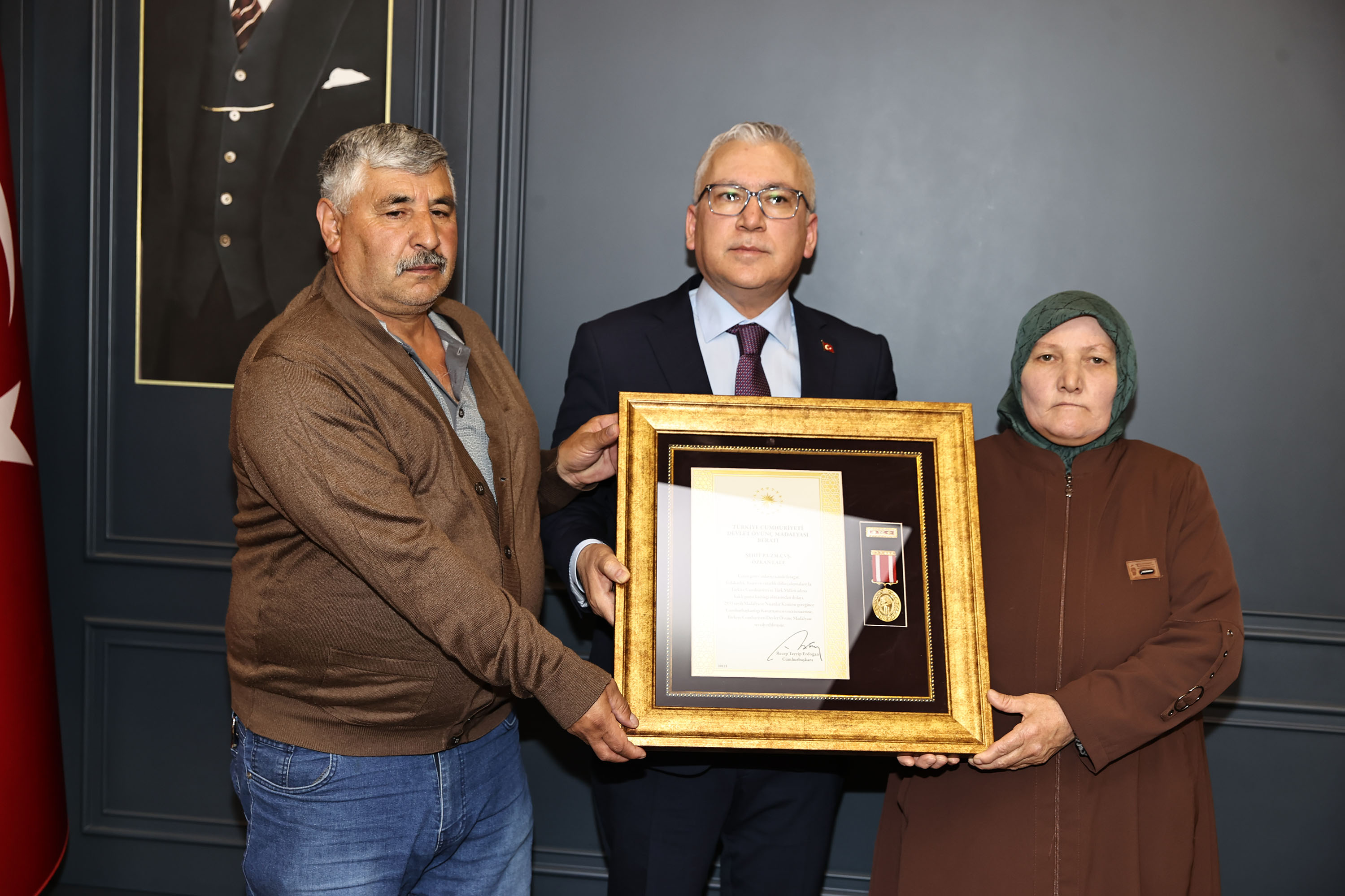 Şehit Aileleri ve Gazilere Devlet Övünç Madalyaları Takdim Edildi Şehit Aileleri ve Gazilere Devlet Övünç Madalyaları Takdim Edildi