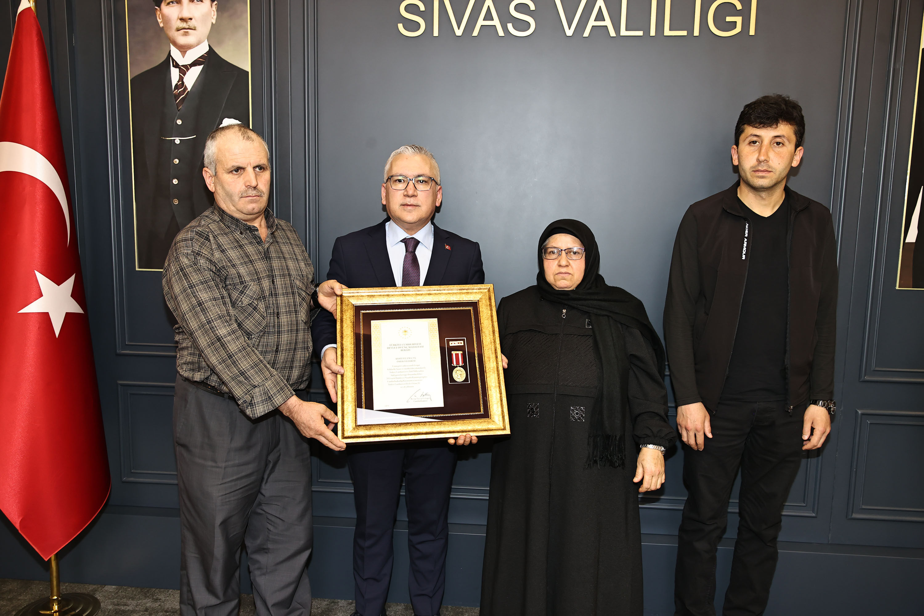 Şehit Aileleri ve Gazilere Devlet Övünç Madalyaları Takdim Edildi Şehit Aileleri ve Gazilere Devlet Övünç Madalyaları Takdim Edildi