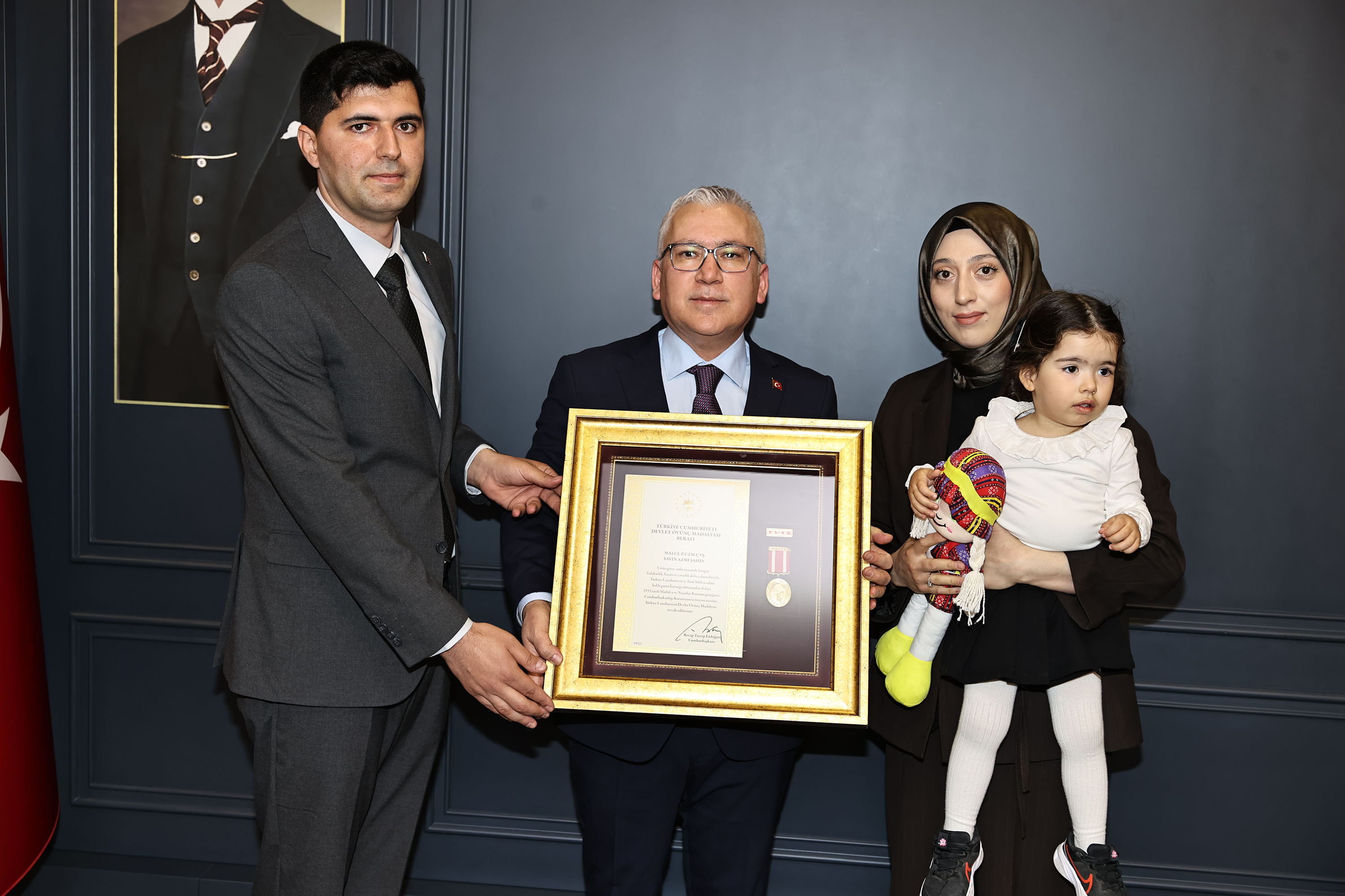 Şehit Aileleri ve Gazilere Devlet Övünç Madalyaları Takdim Edildi Şehit Aileleri ve Gazilere Devlet Övünç Madalyaları Takdim Edildi