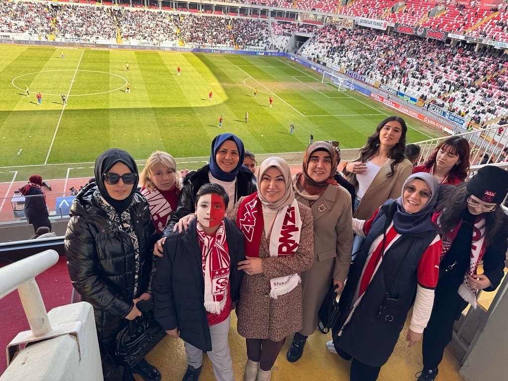 Ak Parti Sivas Milletvekili Toy Kadın Girişimcilerle birlikte Sivasspor Göztepe Maçını takip etti Ak Parti Sivas Milletvekili Toy Kadın Girişimcilerle birlikte Sivasspor Göztepe Maçını takip etti