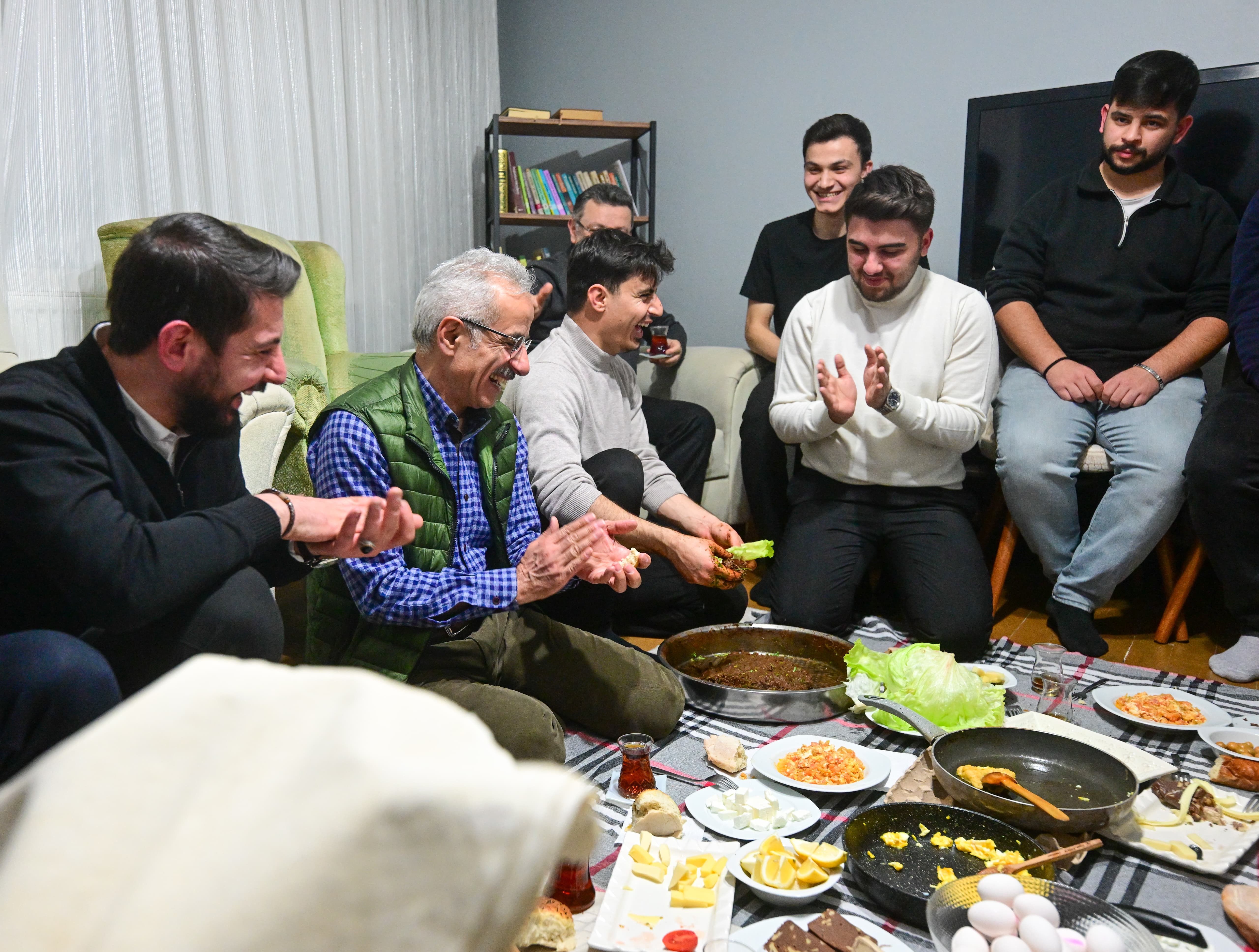 ÖĞRENCİLERLE SAHUR VAKTİ ÖĞRENCİLERLE SAHUR VAKTİ