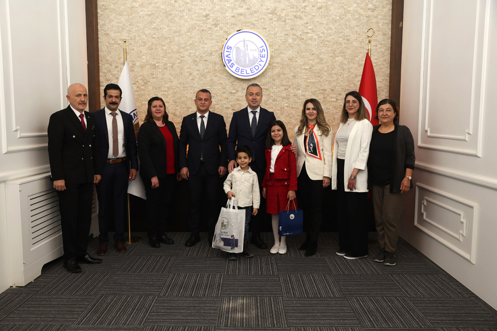 BAŞKAN UZUN, MAKAMINI ÇOCUK BAŞKANA DEVRETTİ BAŞKAN UZUN, MAKAMINI ÇOCUK BAŞKANA DEVRETTİ