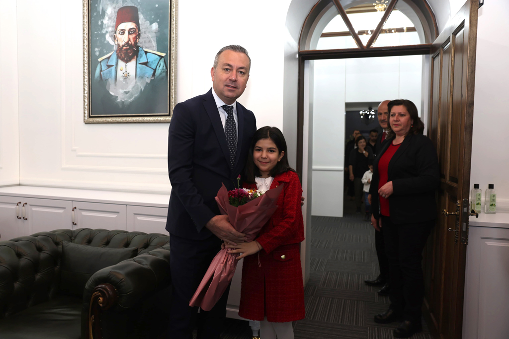 BAŞKAN UZUN, MAKAMINI ÇOCUK BAŞKANA DEVRETTİ BAŞKAN UZUN, MAKAMINI ÇOCUK BAŞKANA DEVRETTİ