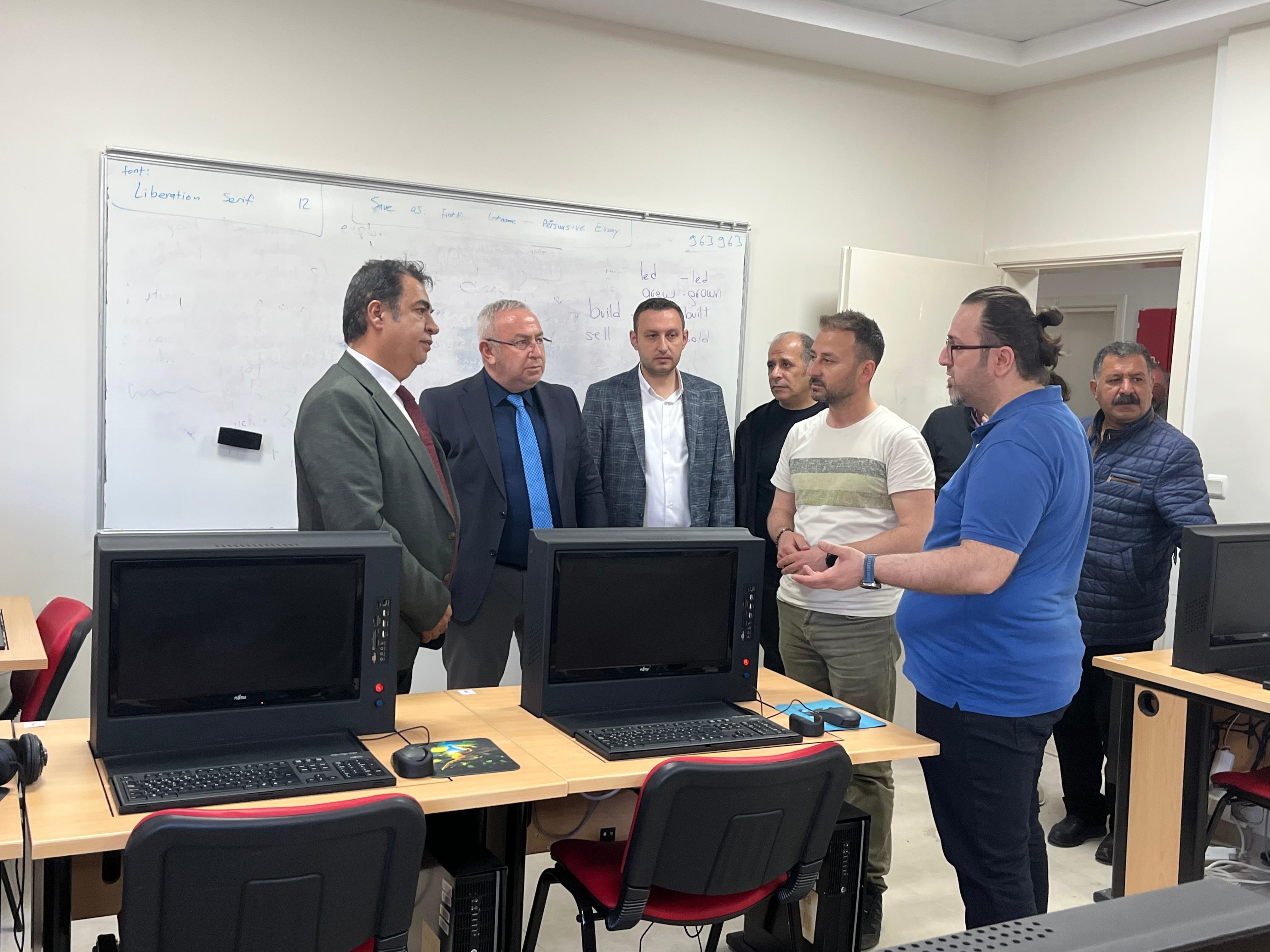 Rektör Prof. Dr. Ahmet Şengönül Yabancı Diller Yüksekokulunu ziyaret etti...