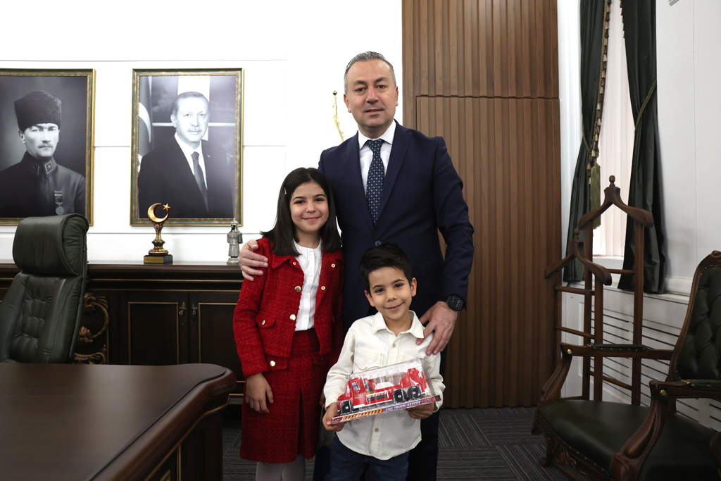 BAŞKAN UZUN, MAKAMINI ÇOCUK BAŞKANA DEVRETTİ BAŞKAN UZUN, MAKAMINI ÇOCUK BAŞKANA DEVRETTİ