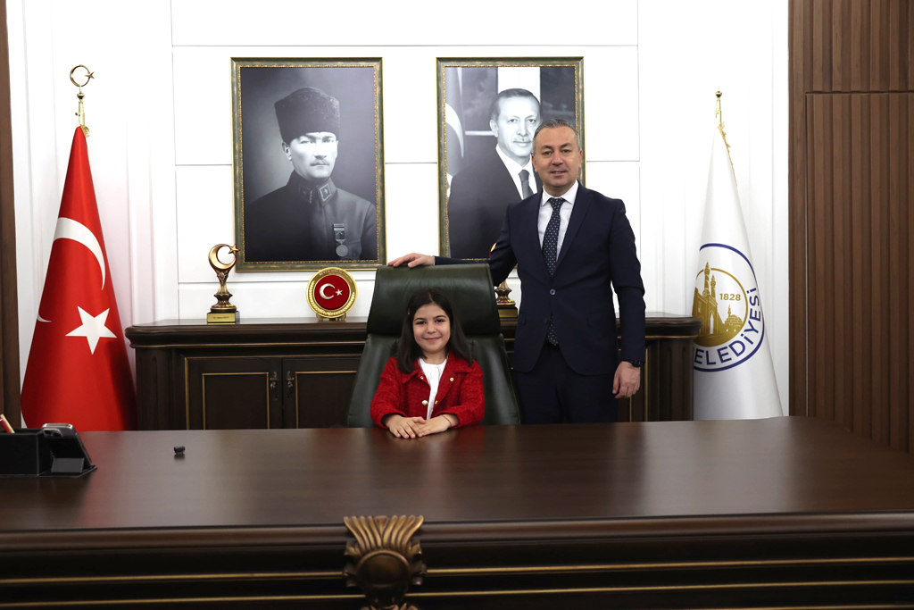 BAŞKAN UZUN, MAKAMINI ÇOCUK BAŞKANA DEVRETTİ BAŞKAN UZUN, MAKAMINI ÇOCUK BAŞKANA DEVRETTİ