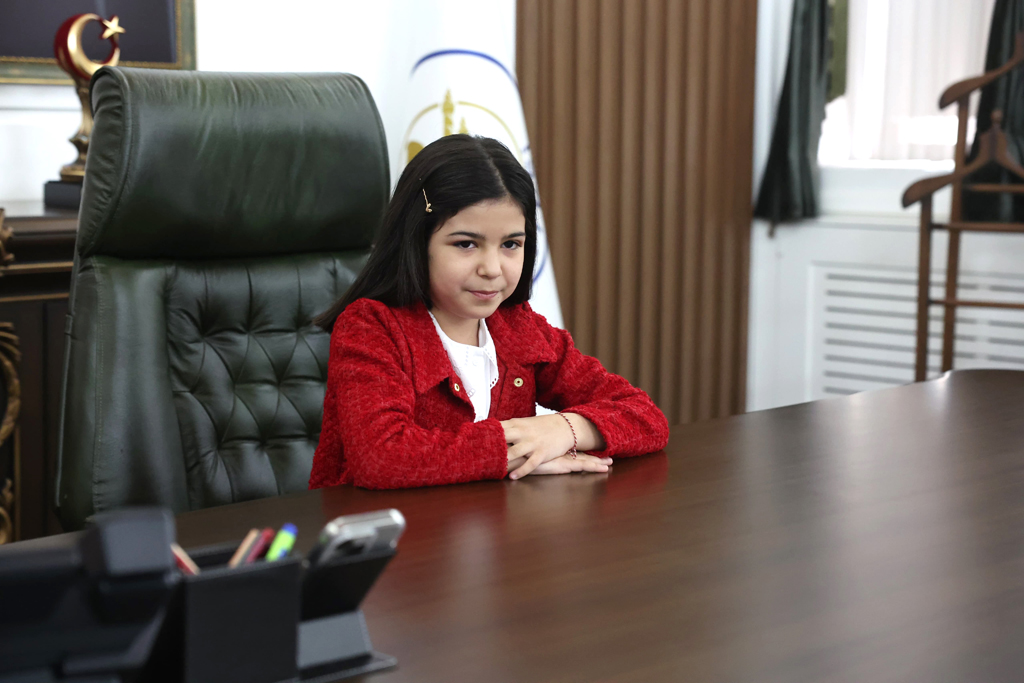 BAŞKAN UZUN, MAKAMINI ÇOCUK BAŞKANA DEVRETTİ BAŞKAN UZUN, MAKAMINI ÇOCUK BAŞKANA DEVRETTİ