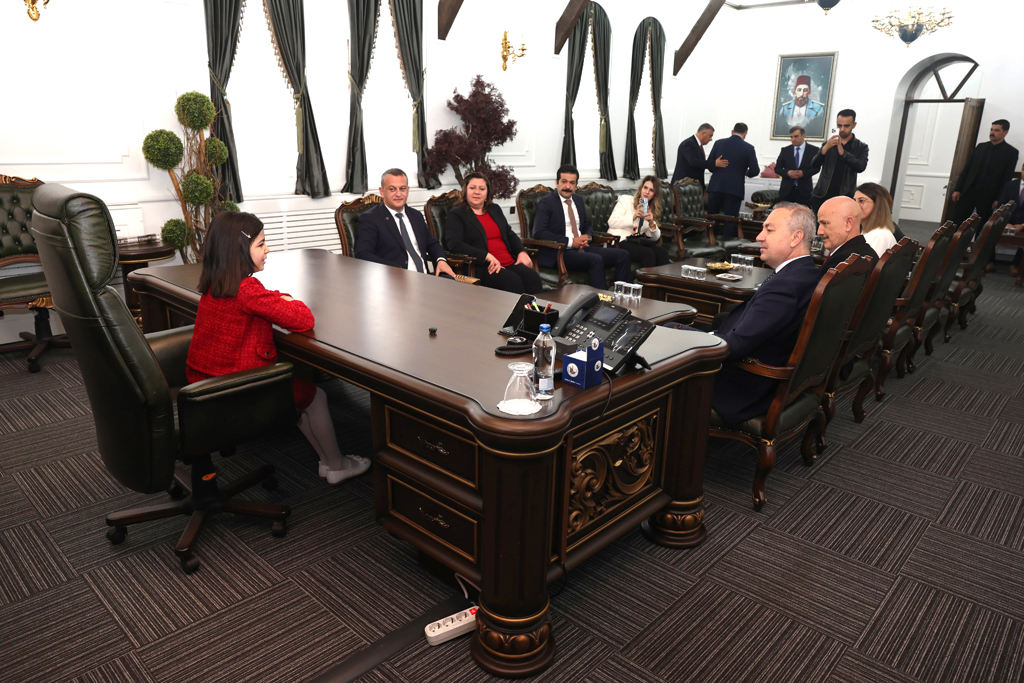 BAŞKAN UZUN, MAKAMINI ÇOCUK BAŞKANA DEVRETTİ BAŞKAN UZUN, MAKAMINI ÇOCUK BAŞKANA DEVRETTİ