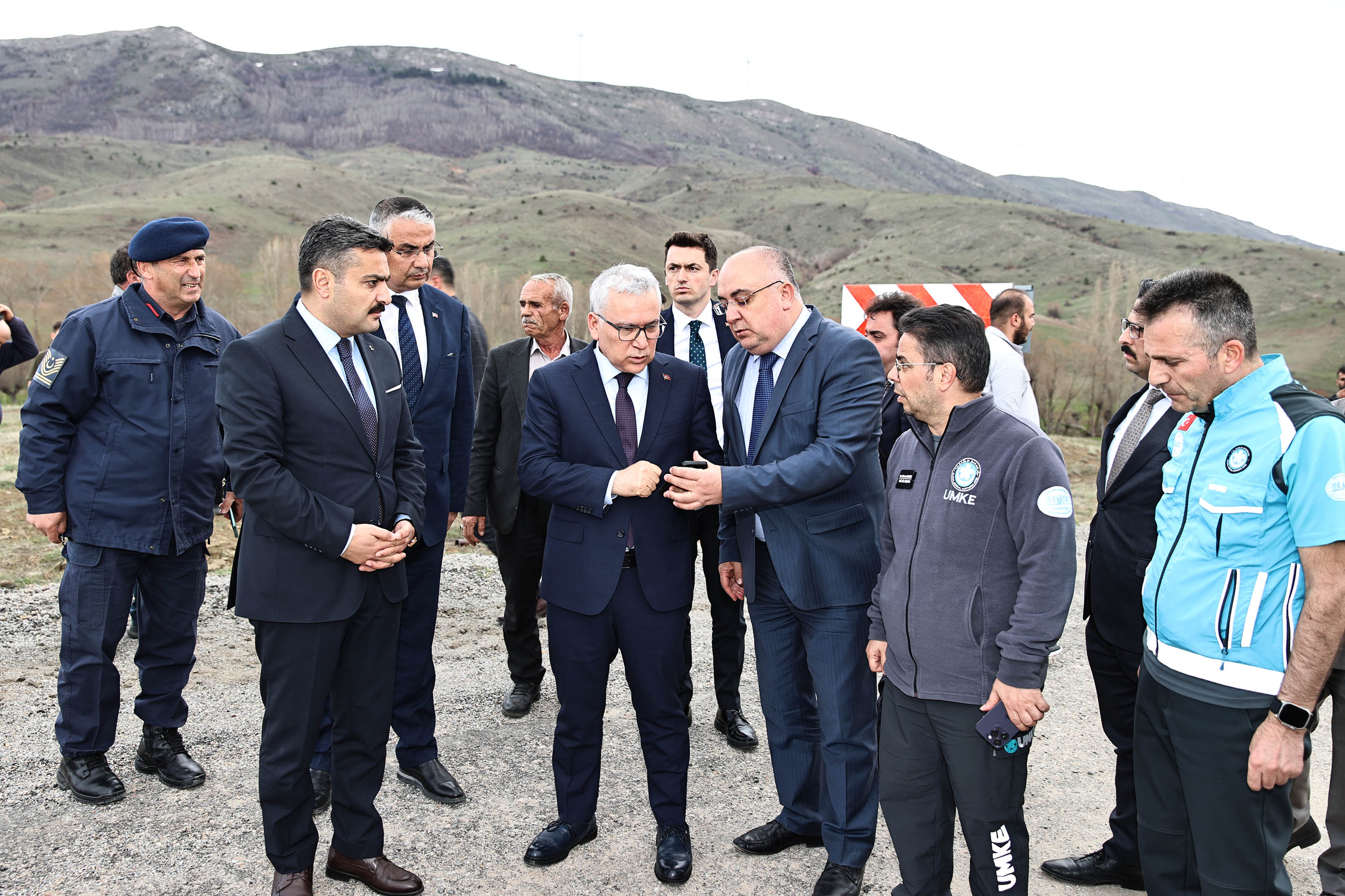 Vali Yılmaz Şimşek, Kaza Yerinde İncelemelerde Bulundu Vali Yılmaz Şimşek, Kaza Yerinde İncelemelerde Bulundu