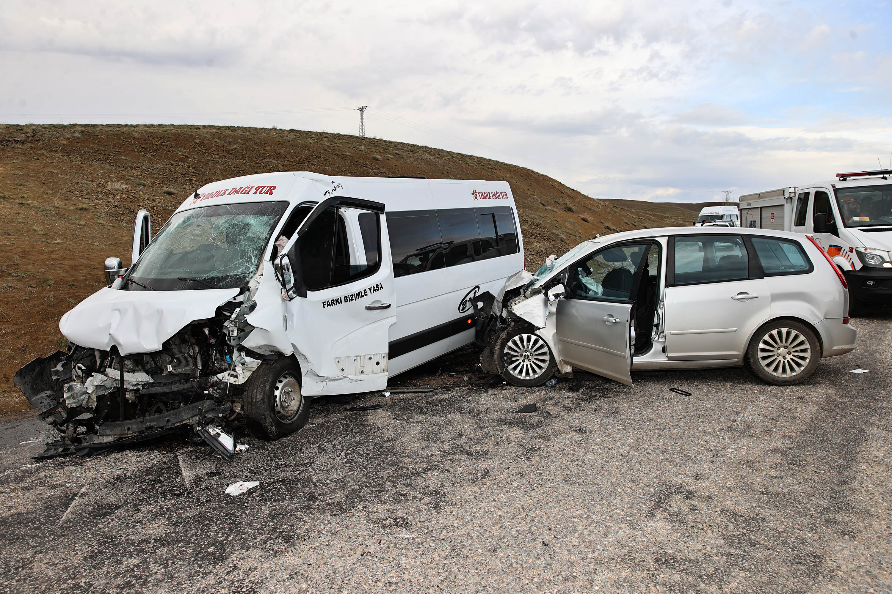 Vali Yılmaz Şimşek, Kaza Yerinde İncelemelerde Bulundu Vali Yılmaz Şimşek, Kaza Yerinde İncelemelerde Bulundu