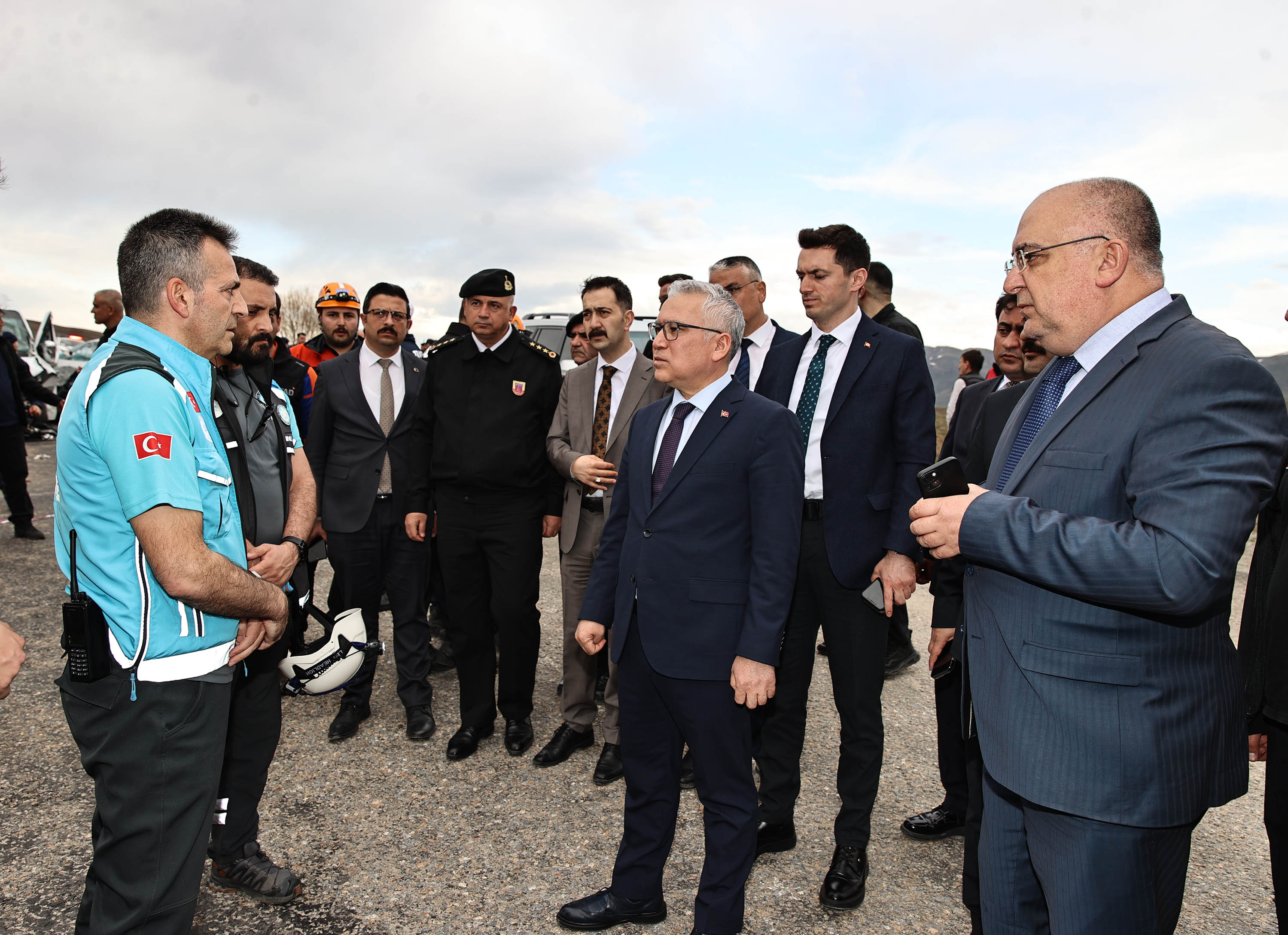 Vali Yılmaz Şimşek, Kaza Yerinde İncelemelerde Bulundu Vali Yılmaz Şimşek, Kaza Yerinde İncelemelerde Bulundu