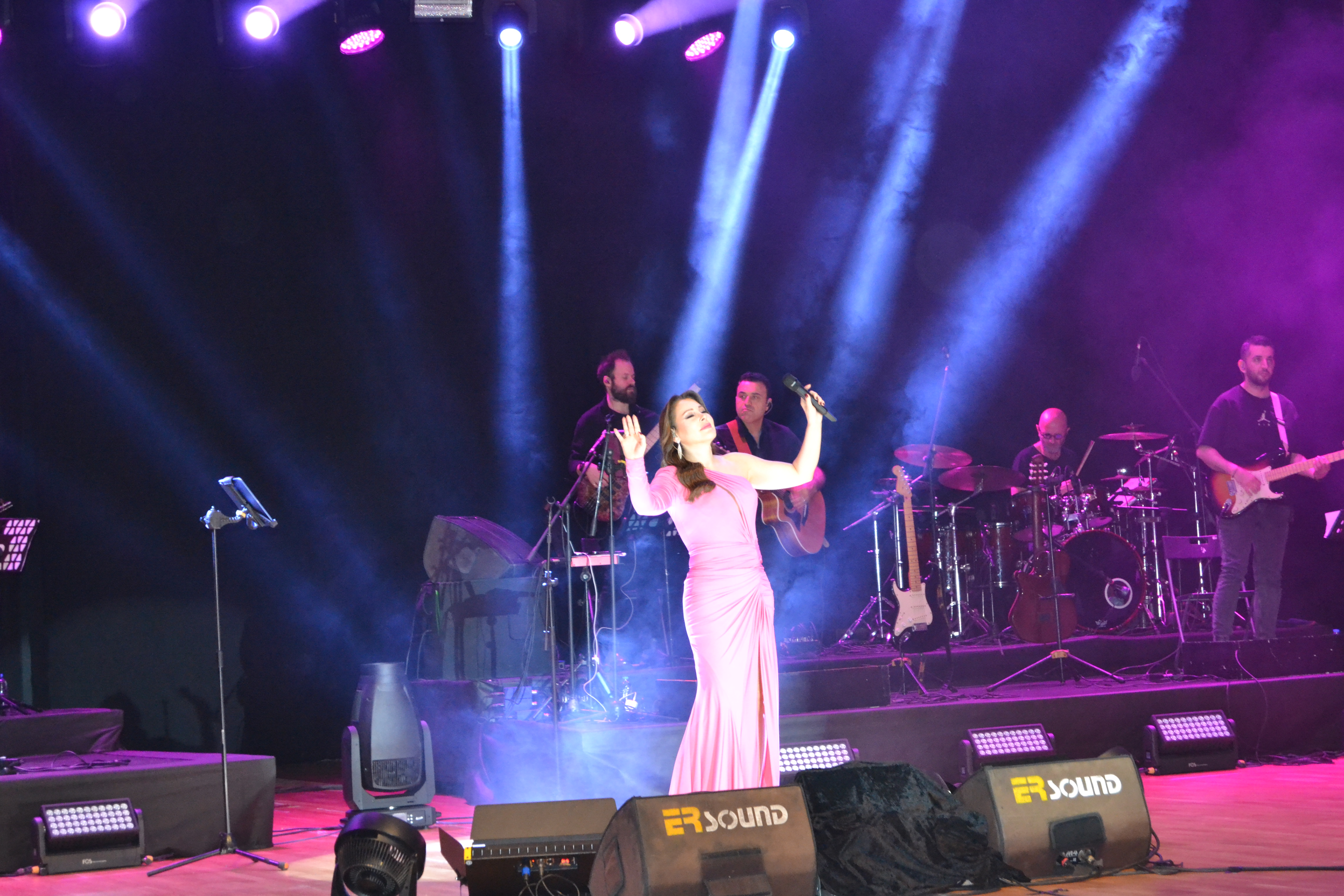 Funda Arar ile Arabesk Gecesi düzenlendi Funda Arar ile Arabesk Gecesi düzenlendi