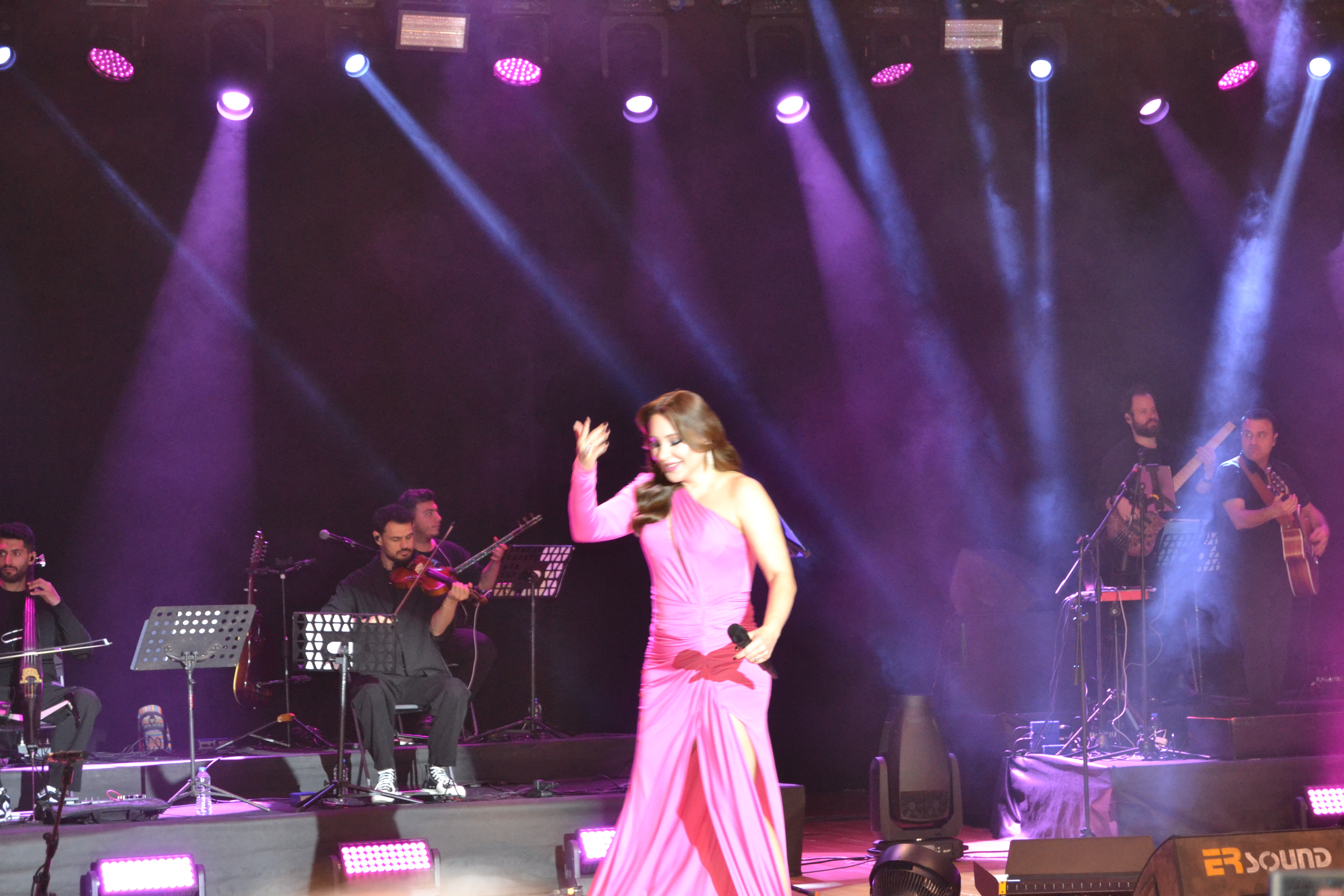 Funda Arar ile Arabesk Gecesi düzenlendi Funda Arar ile Arabesk Gecesi düzenlendi